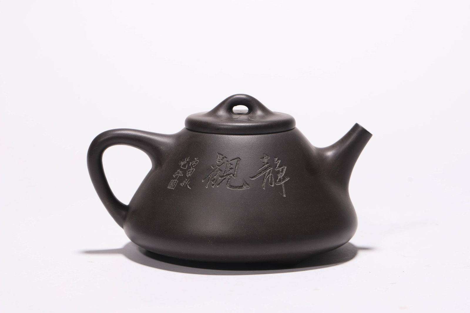 A Chinese Redware Teapot Marked Zhu Jun Feng: A Chinese Redware Teapot Marked Zhu Jun Feng Length:13cm; Diam.11cm;