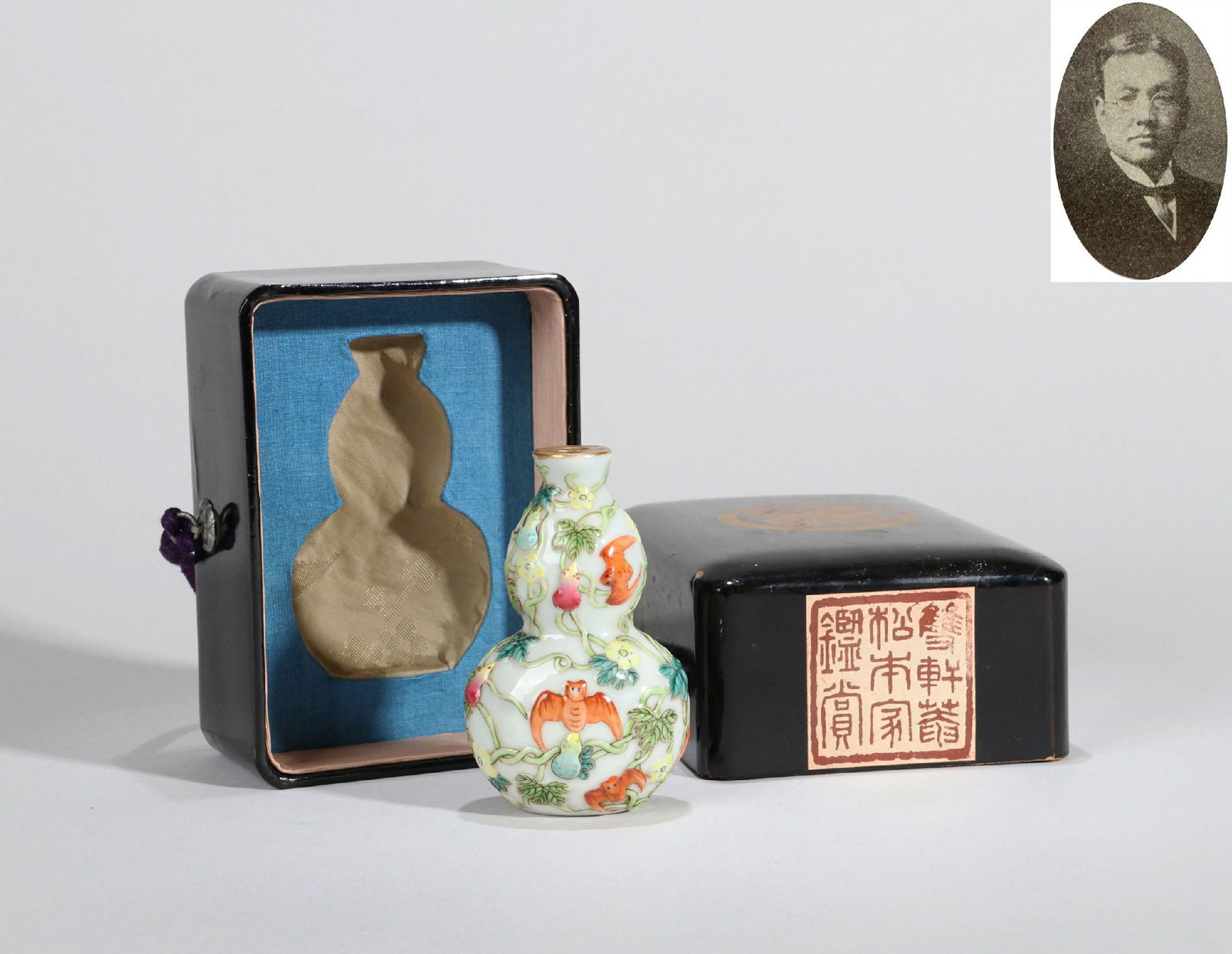 A WUCAI-GLAZED SHOU MELON PATTERN SNUFF BOTTLE (1 of 5)