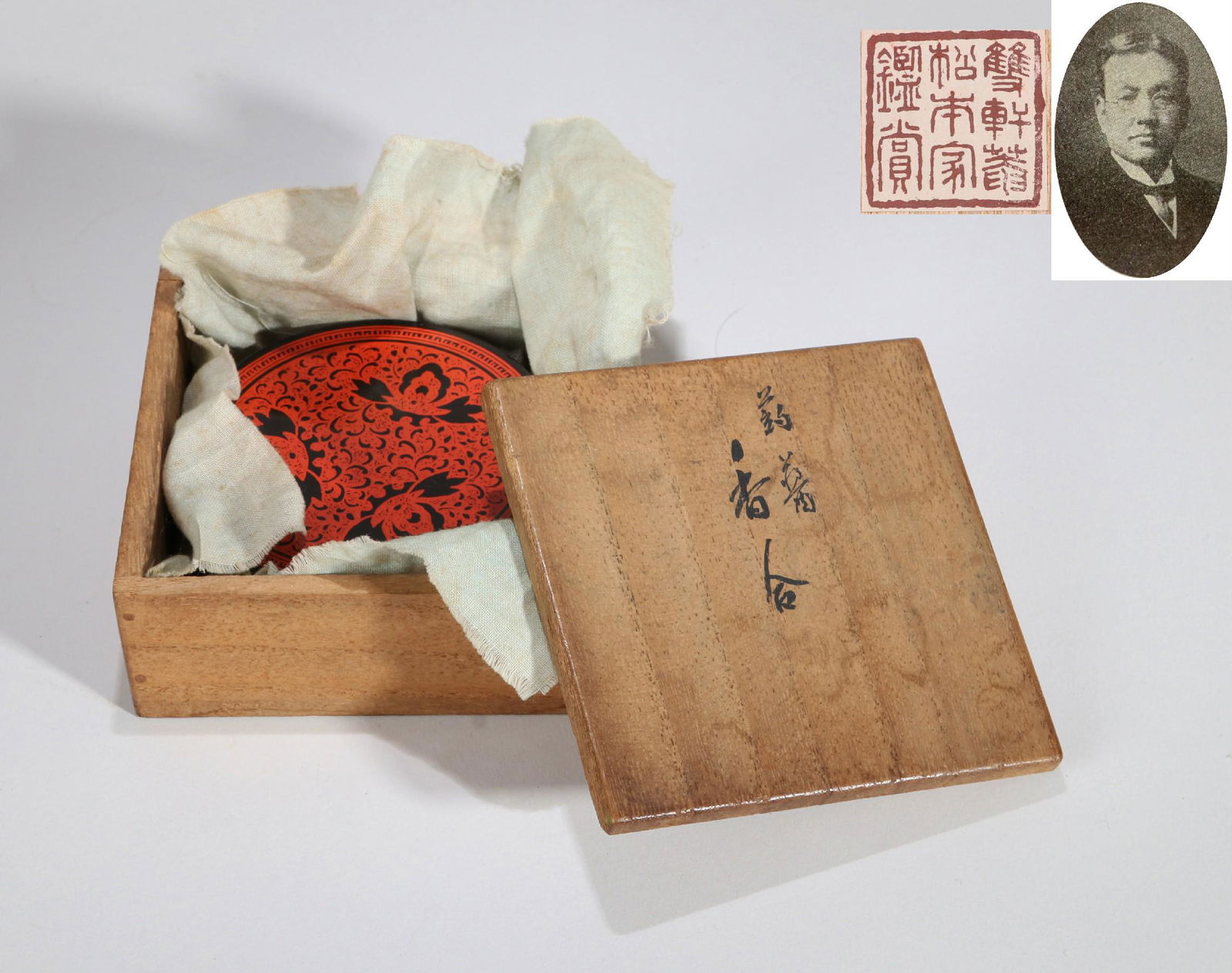 A LACQUER FLOWER PATTEN PERFUME BOX (1 of 5)