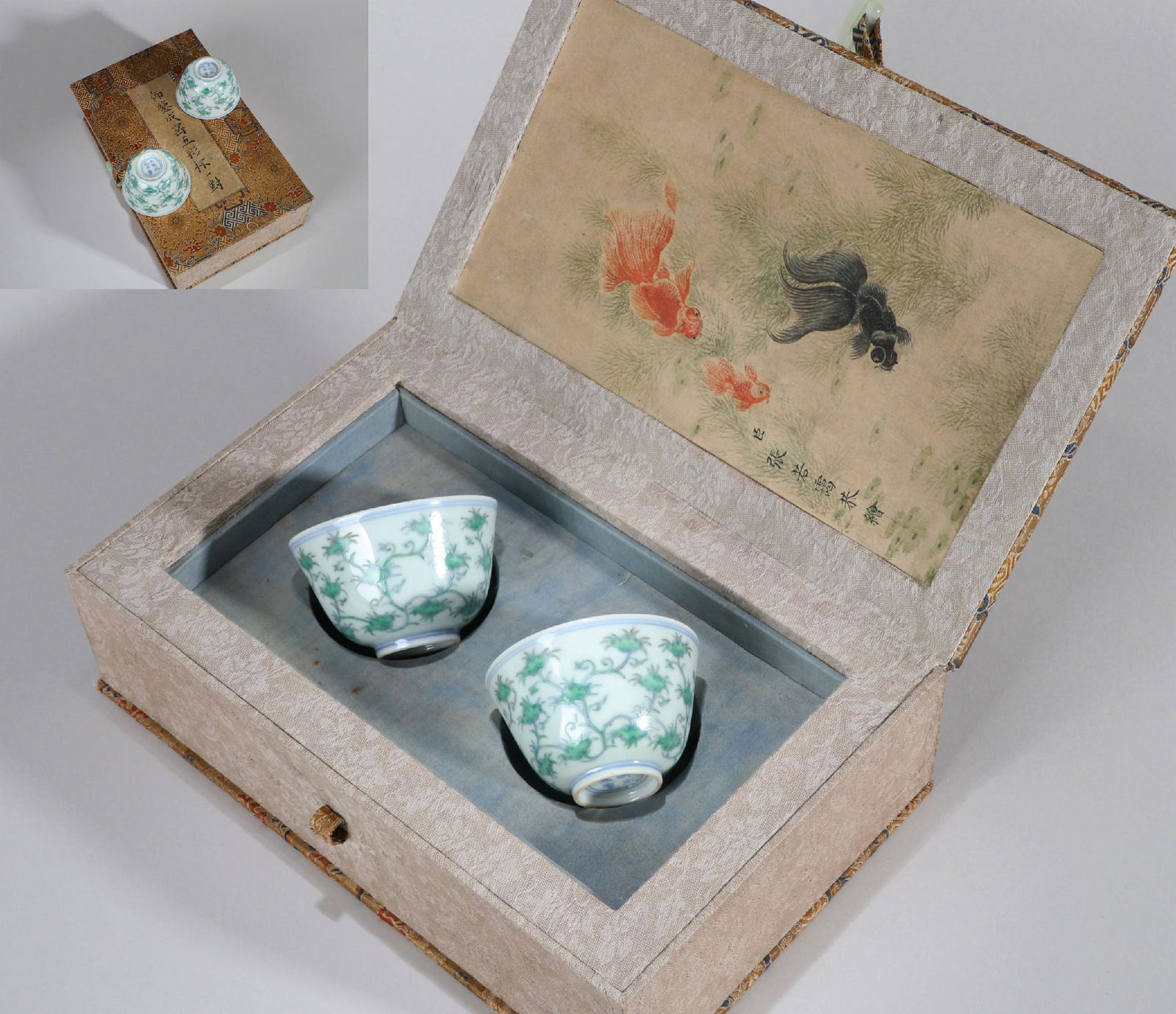 A PAIR OF DOUCAI-GLAZED LINGZHI PATTERN BOWLS (1 of 8)