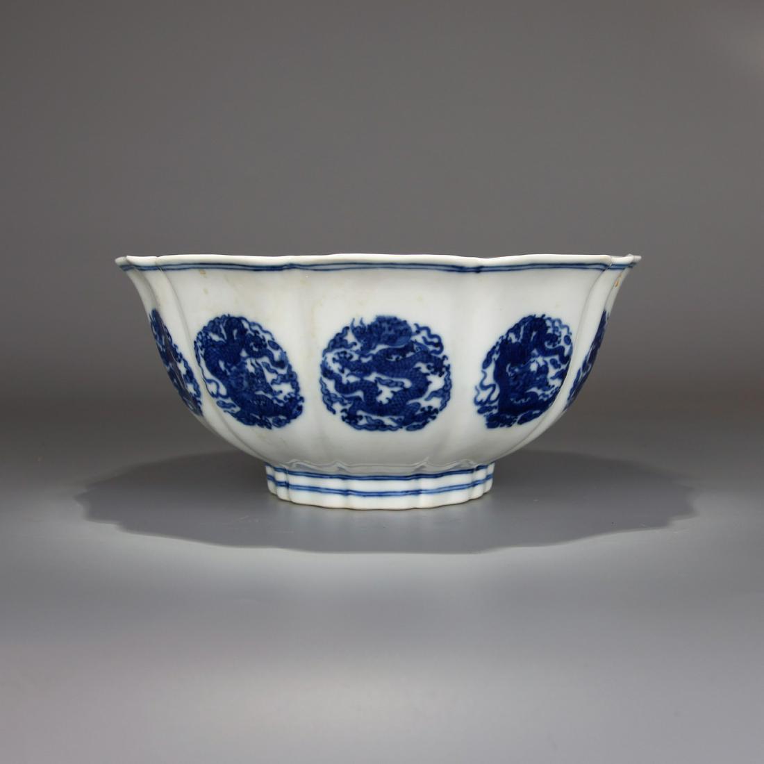 A BLUE AND WHITE DRAGON PATTERN BOWL (1 of 8)