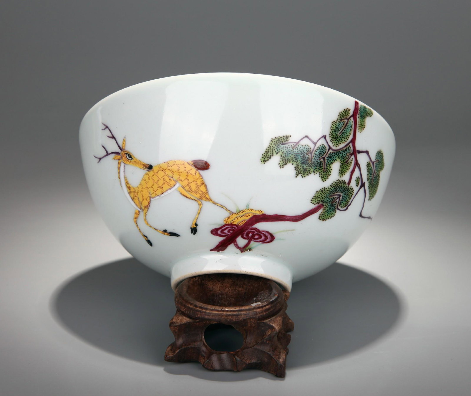 A FAMILLE ROSE CRANE AND DEER PATTERN BOWL: A famille rose crane and deer pattern bowl . diameterï¼š 13.2 cm heightï¼š 6.5 cm
