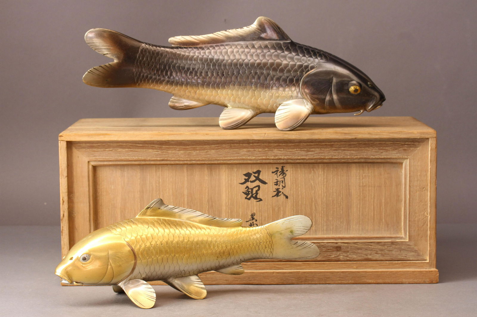 A PAIR OF SILVER AND GOLD INLAID BRONZE FISHES (1 of 7)