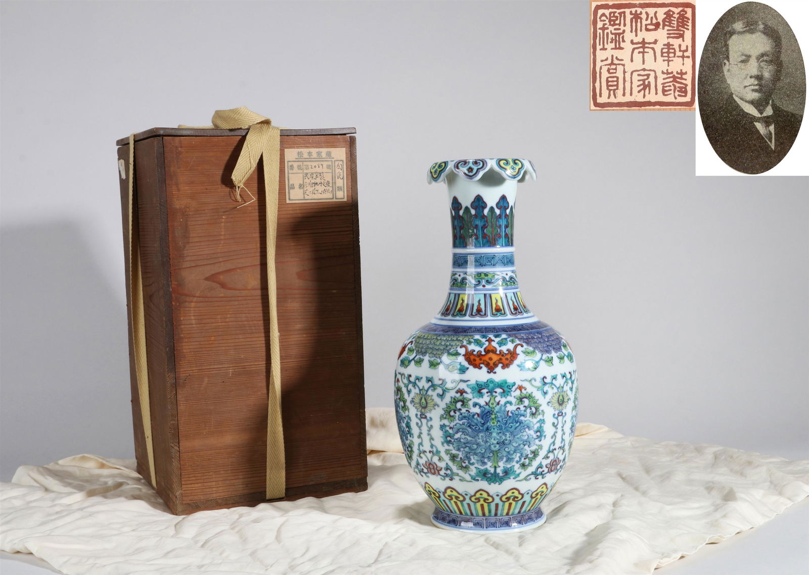 THE DOUCAI FLOWER PATTERN BARBED-RIM VASE (1 of 10)