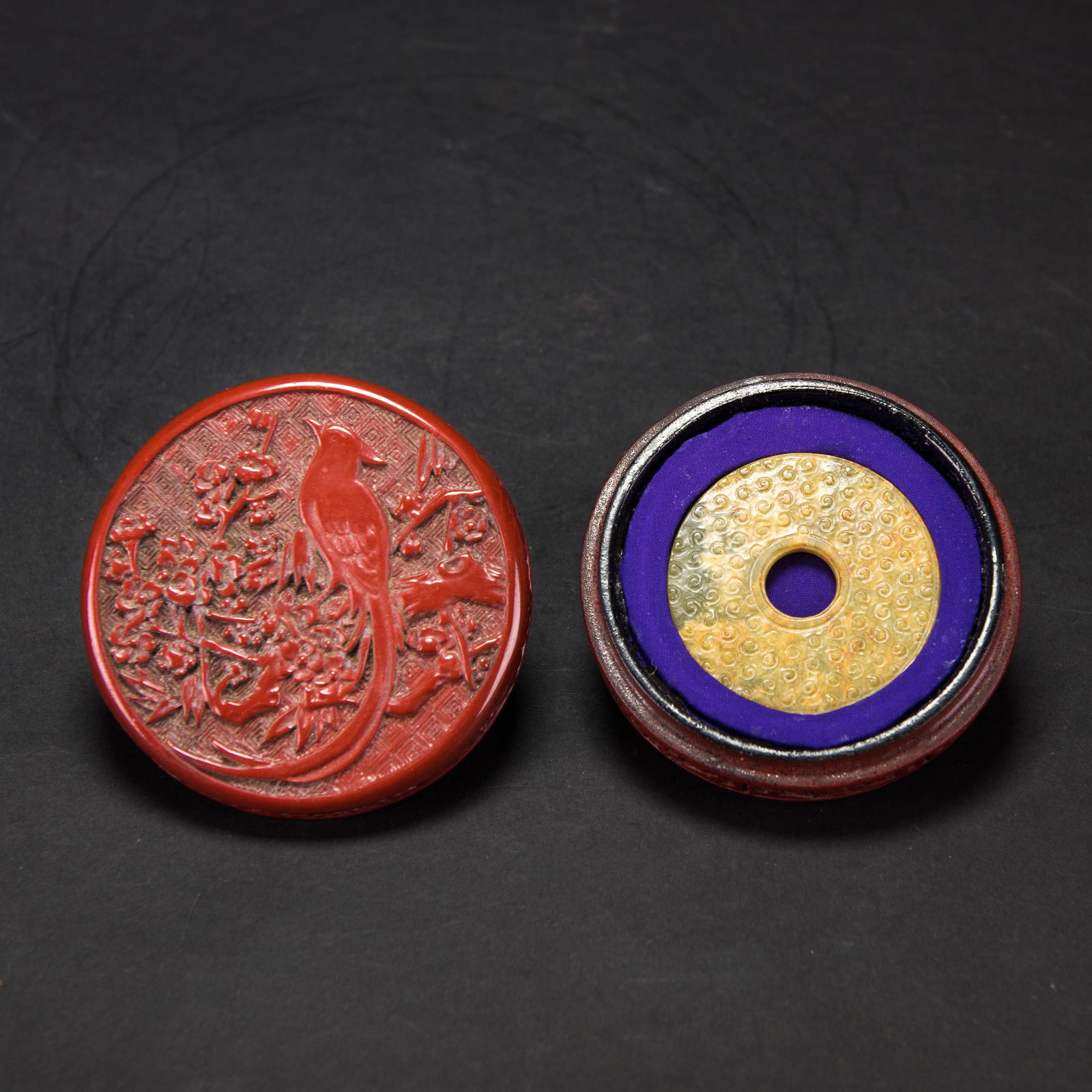 A CHINESE ANCIENT JADE RING IN A LACQUER LIDDED BOX (1 of 8)