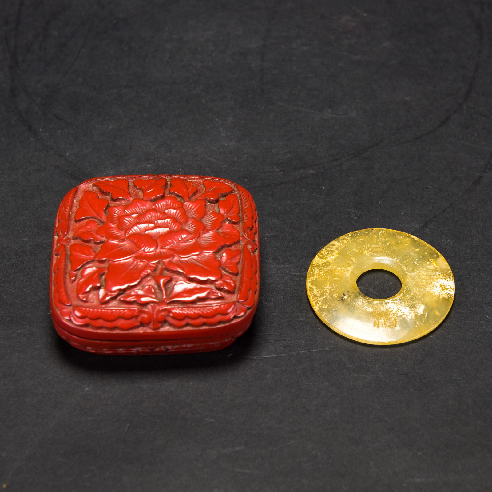 A CHINESE ANCIENT JADE RING IN A LACQUER LIDDED BOX WITH â€˜SHEN DE TANG ZHIâ€™ MARK (1 of 9)