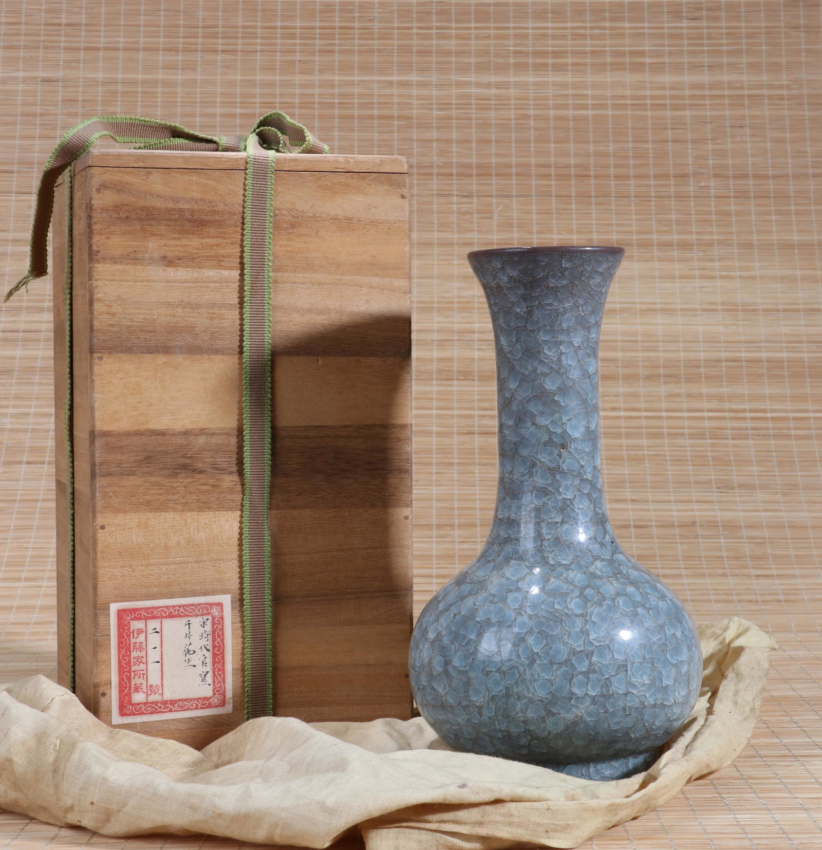 A GUAN KILN LONG-NECKED VASE  HEIGHTï¼š23.5CM THE ITO'S COLLECTION (1 of 6)