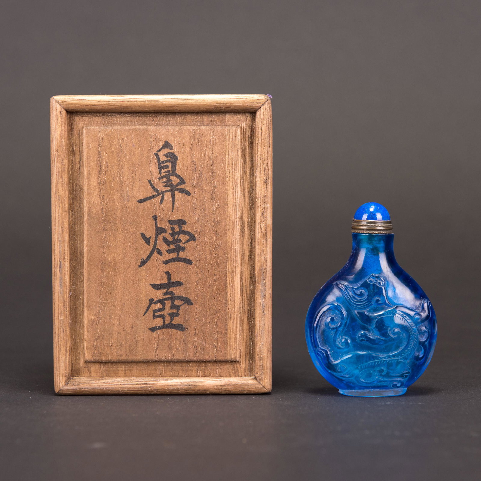 A BLUE GLASS SNUFF BOTTLE WITH JAPANESE BOX: H8X5CM