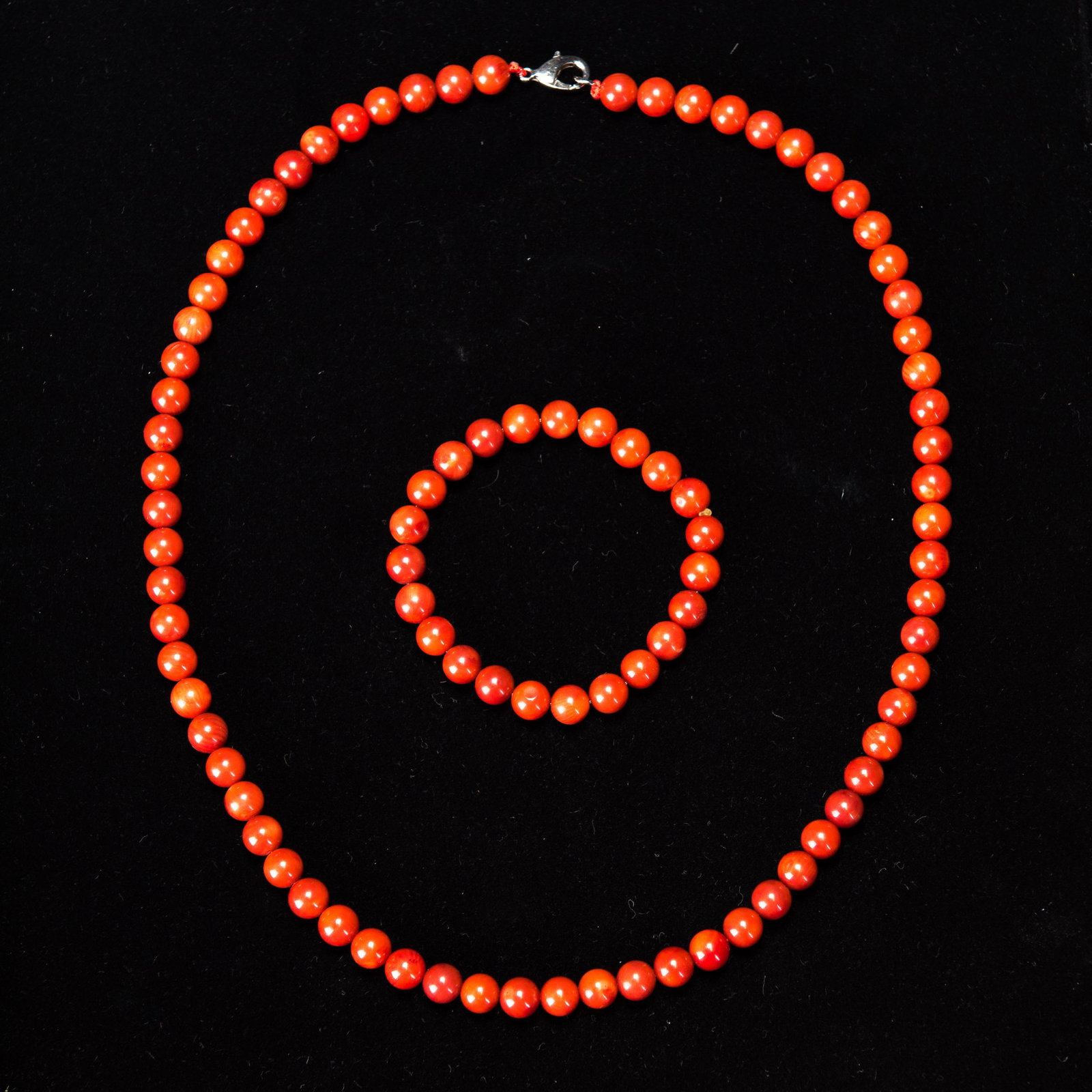 A SET OF CORAL NECKLACE AND BRACELET, WITH CERTIFICATE: L17x2cm; L9x2cm