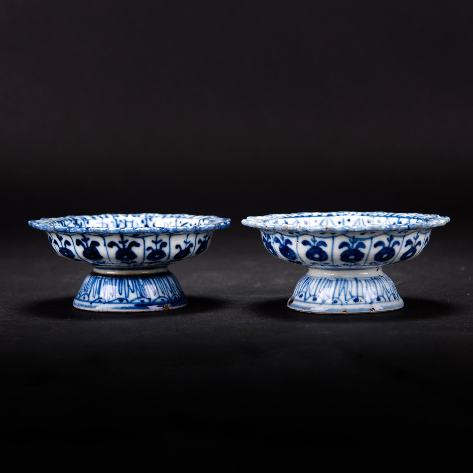 A PAIR OF BLUE AND WHITE STEM CUPS, REPUBLIC PERIOD: A pair of blue and white stem cups, republic period. H5x11cm
