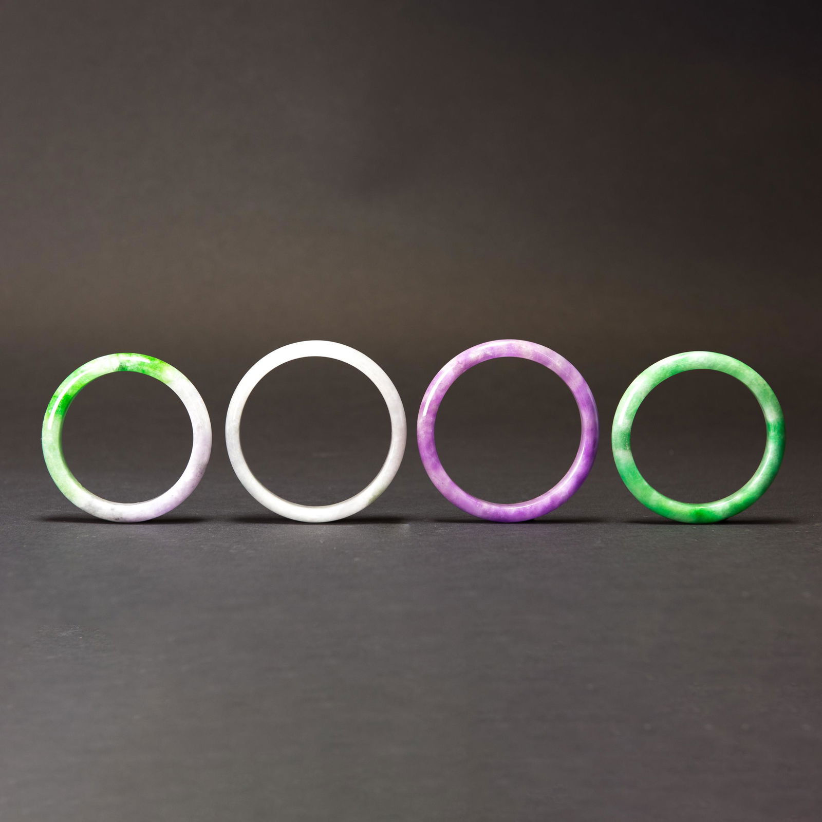 A GROUP OF 4 JADEITE BRACELETS: VARIOUS