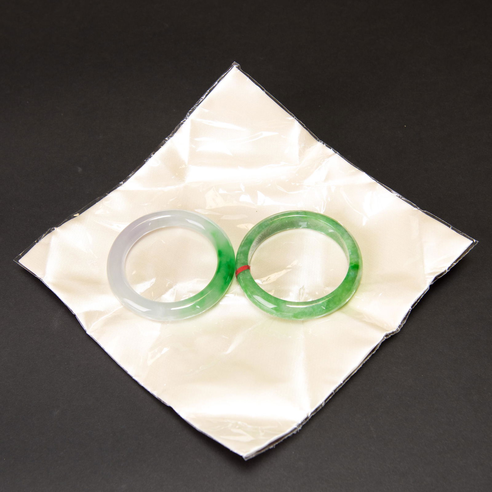 A GROUP OF 2 JADEITE BRACELET (1 of 9)