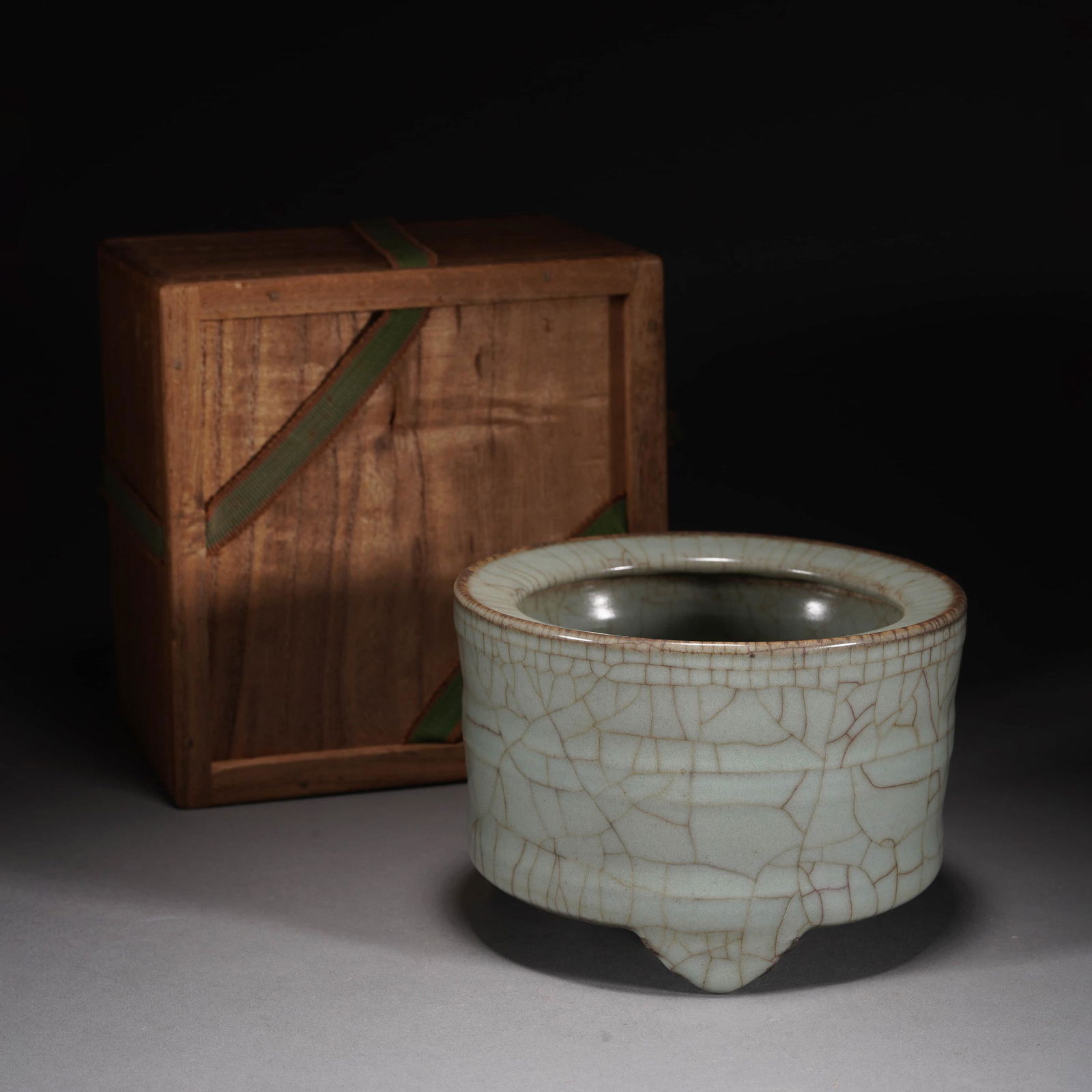 Ge Type Tripod String Censer (1 of 8)