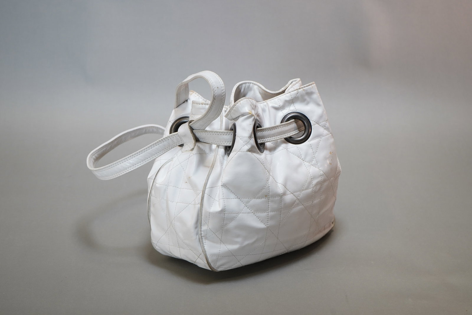 A DIOR WHITE DRAWSTRING BUCKET BAG (1 of 6)