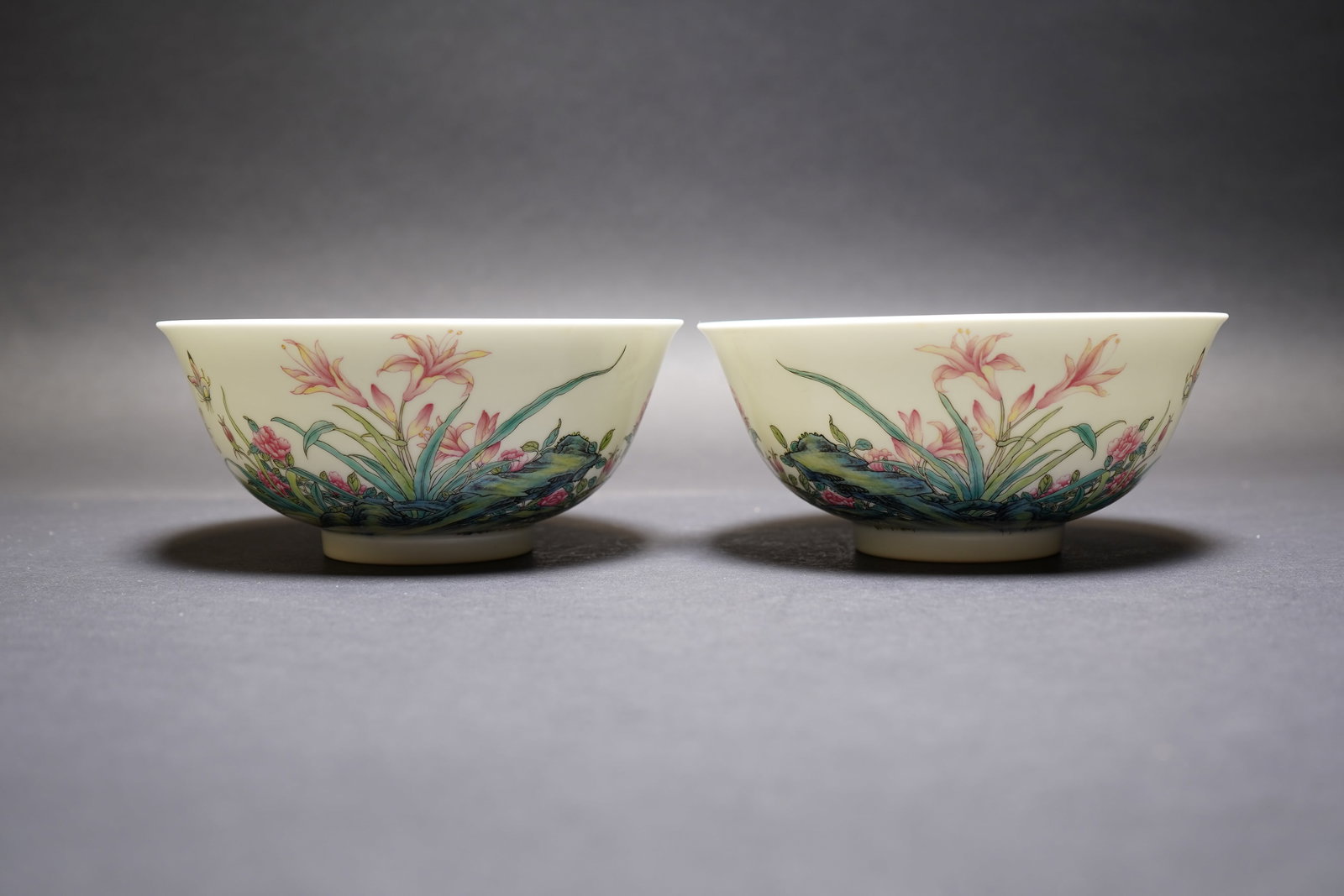 A PAIR OF FALANGCAI 'FLORAL' BOWLS (1 of 9)