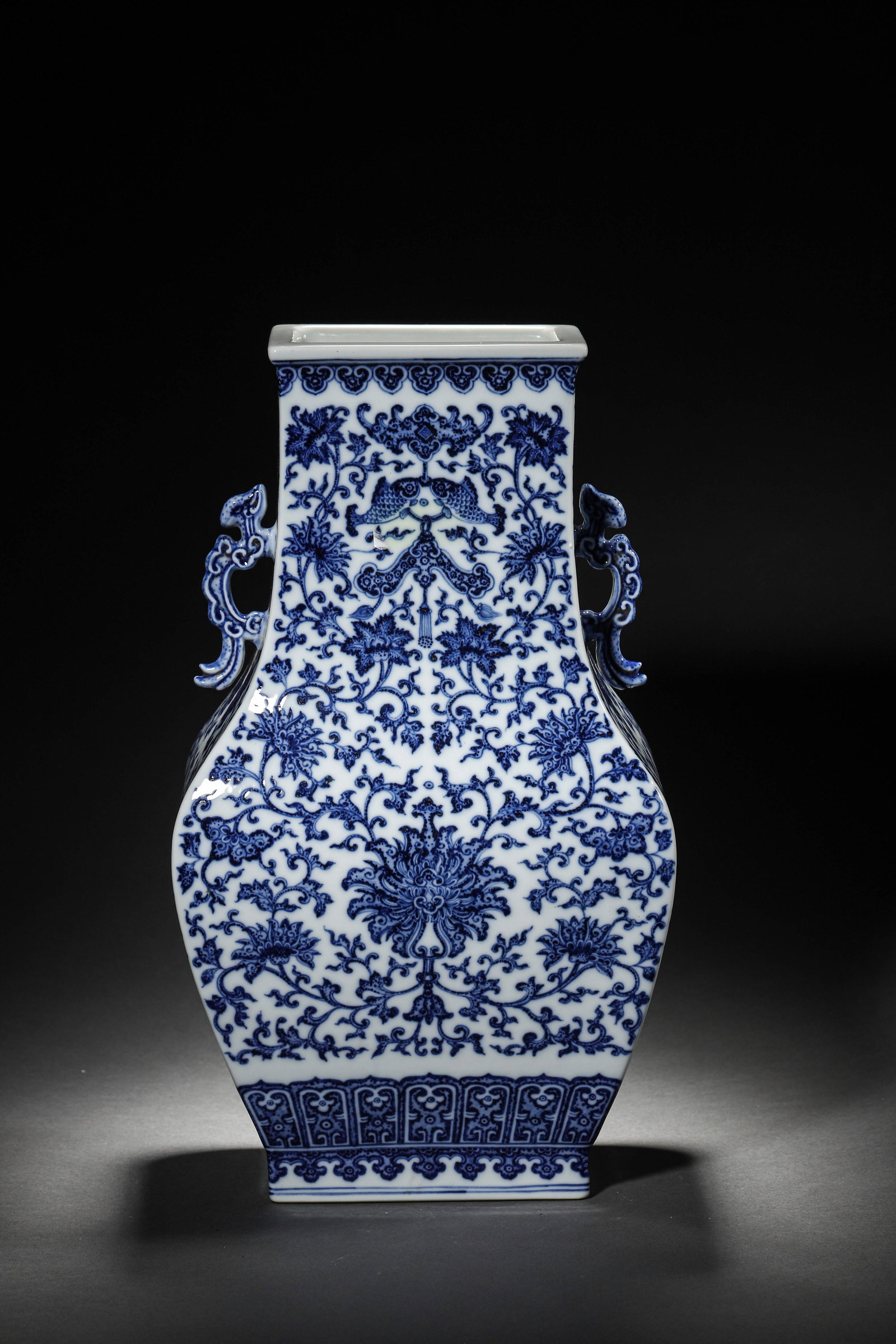 A BLUE AND WHITE INTERLOCKING LOTUS SQUARE VASE, QIANLONG MARK (1 of 9)
