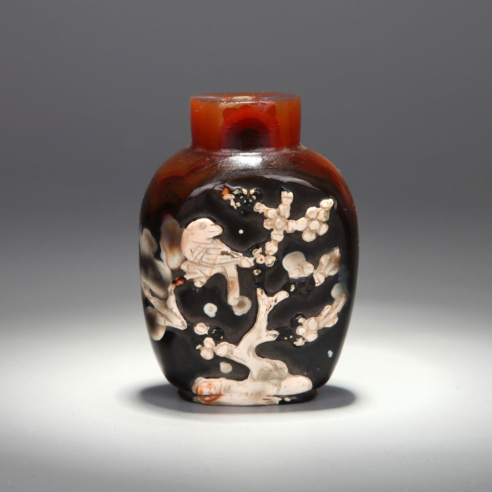 AGATE MAGPIE PATTERN SNUFF BOTTLE  (1 of 7)
