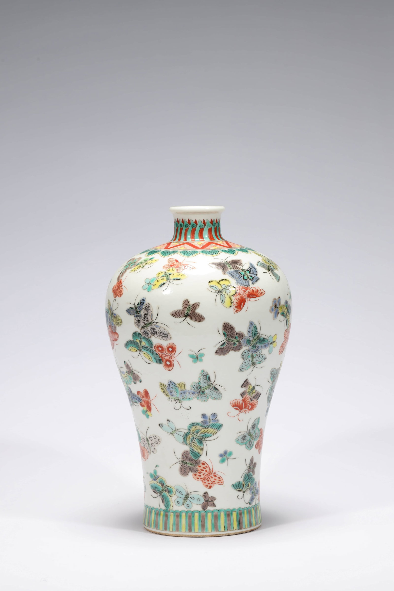 A WUCAI GLAZE BUTTERFLY MEIPING VASE (1 of 7)