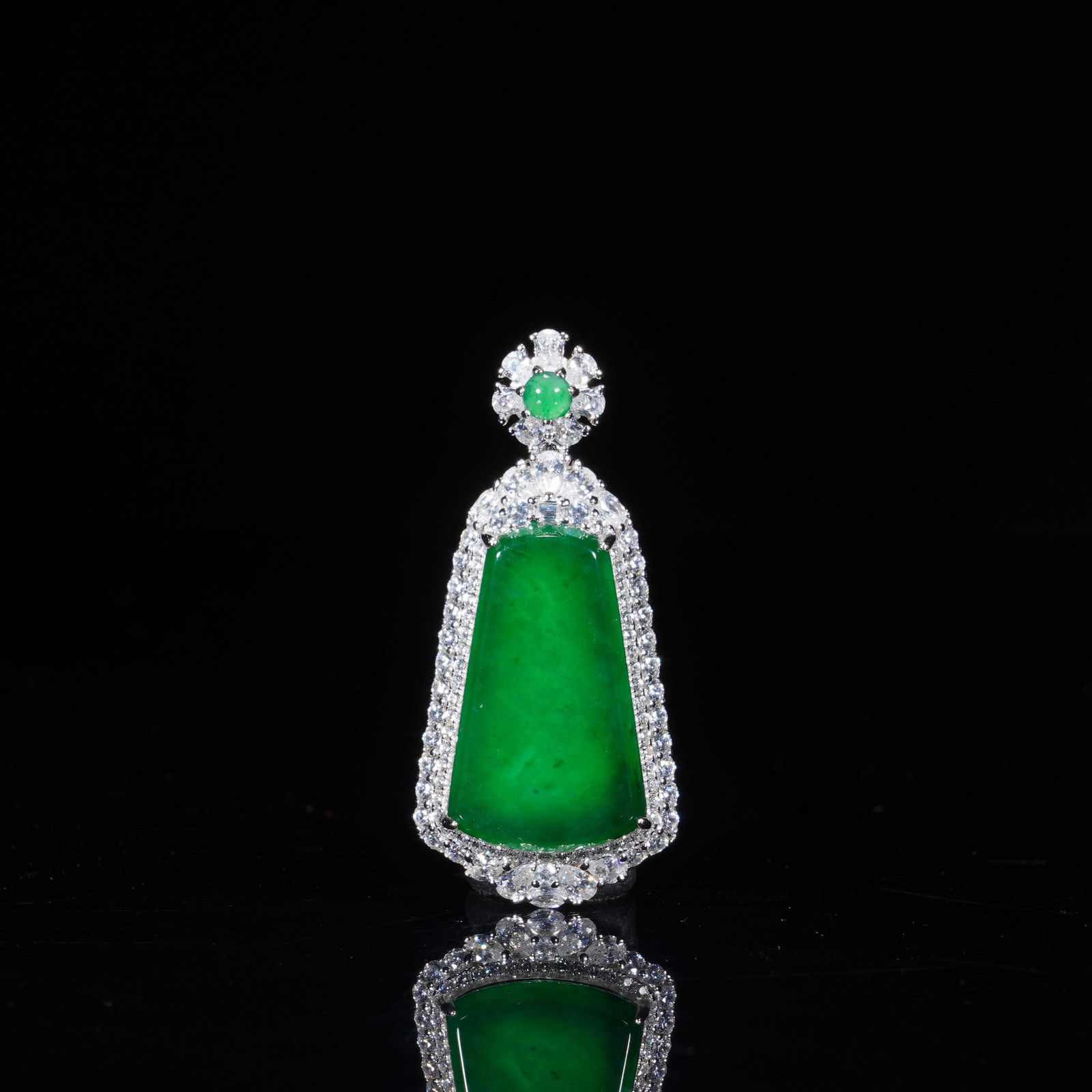 Jadeite Pendant: Jadeite Pendant 4x2x1cm,