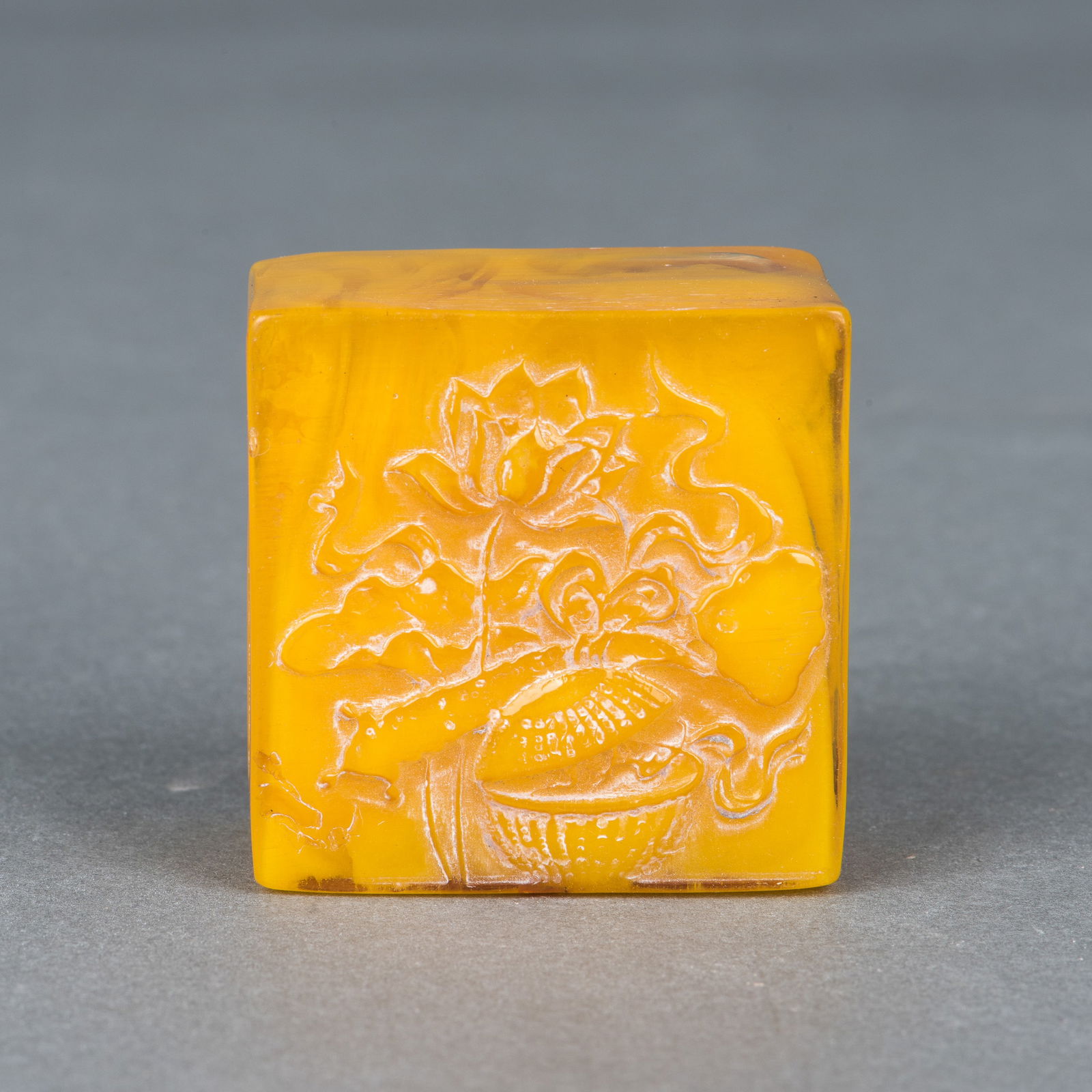 AN AMBER 'FLOWER' SEAL: An amber 'flower' seal. 2.5 x 4.5 x 4.5 cm