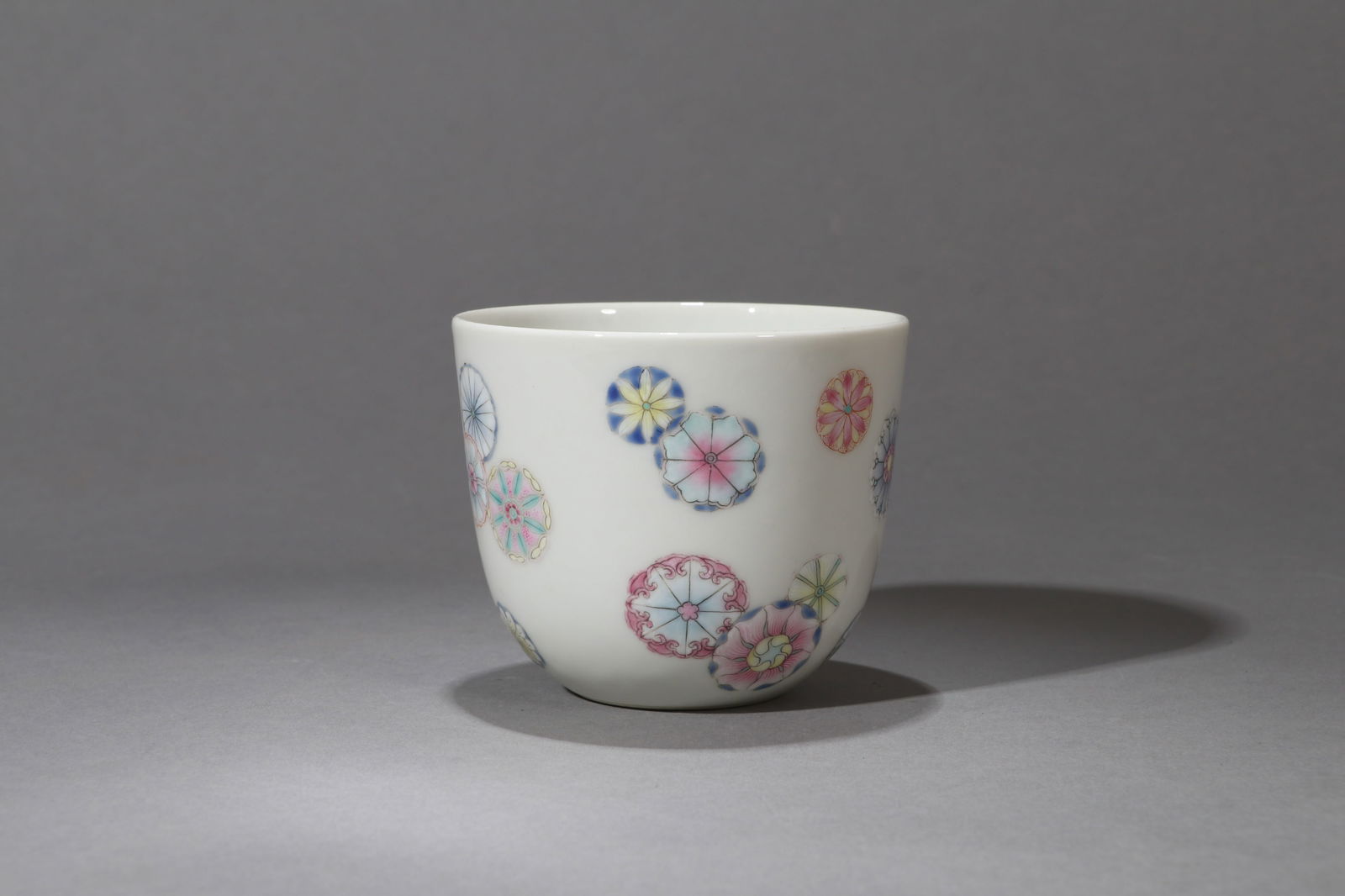 A FAMILLE ROSE BURBLER FLOWER LYING FOOT CUP: A FAMILLE ROSE BURBLER FLOWER LYING FOOT CUP,Height:7cm