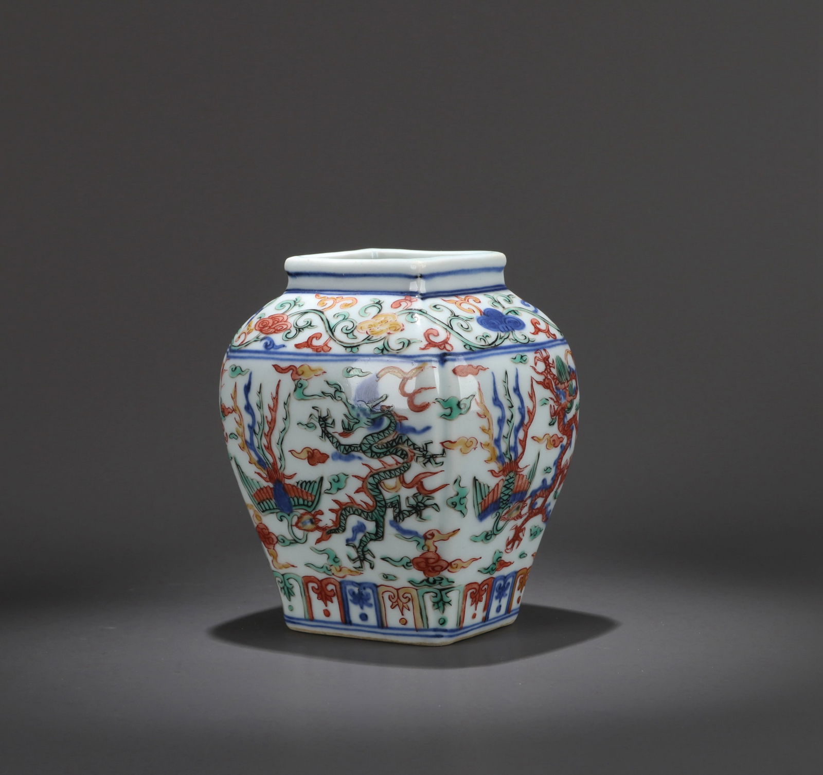 A BLUE AND WHITE AND WUCAI 'DRAGON AND PHOENIX' SQUARE JAR: A Blue and White and Wucai Square Jar with dragon and phoenix motifs. H. 12 cm.