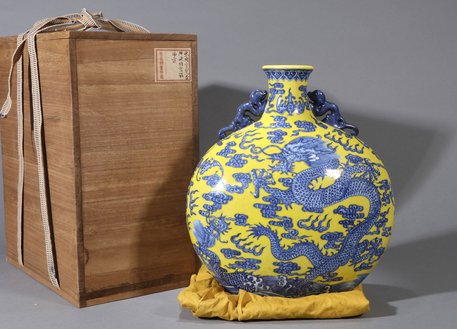 A YELLOW-GROUND BLUE AND WHITE 'DRAGON' FLASK: A Yellow-Ground Pilgrim Flask decorated in underglaze blue with a dragon motif. H. 29.5 cm.