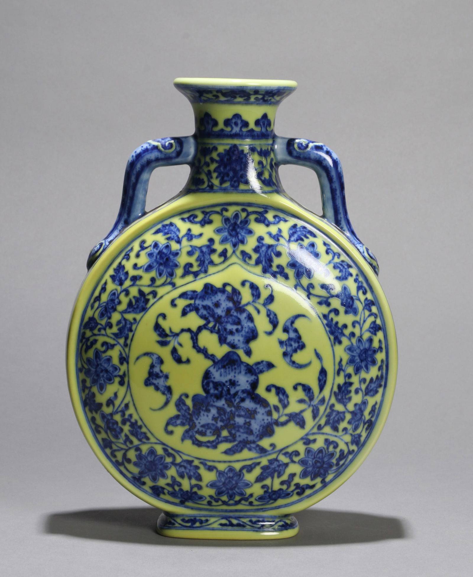 A YELLOW-GROUND BLUE AND WHITE 'BATS AND PEACHES' MOONFLASK: A Yellow-Ground Moonflask with underglaze blue decoration of bats and peaches (symbolizing blessings and longevity). H. 25 cm.