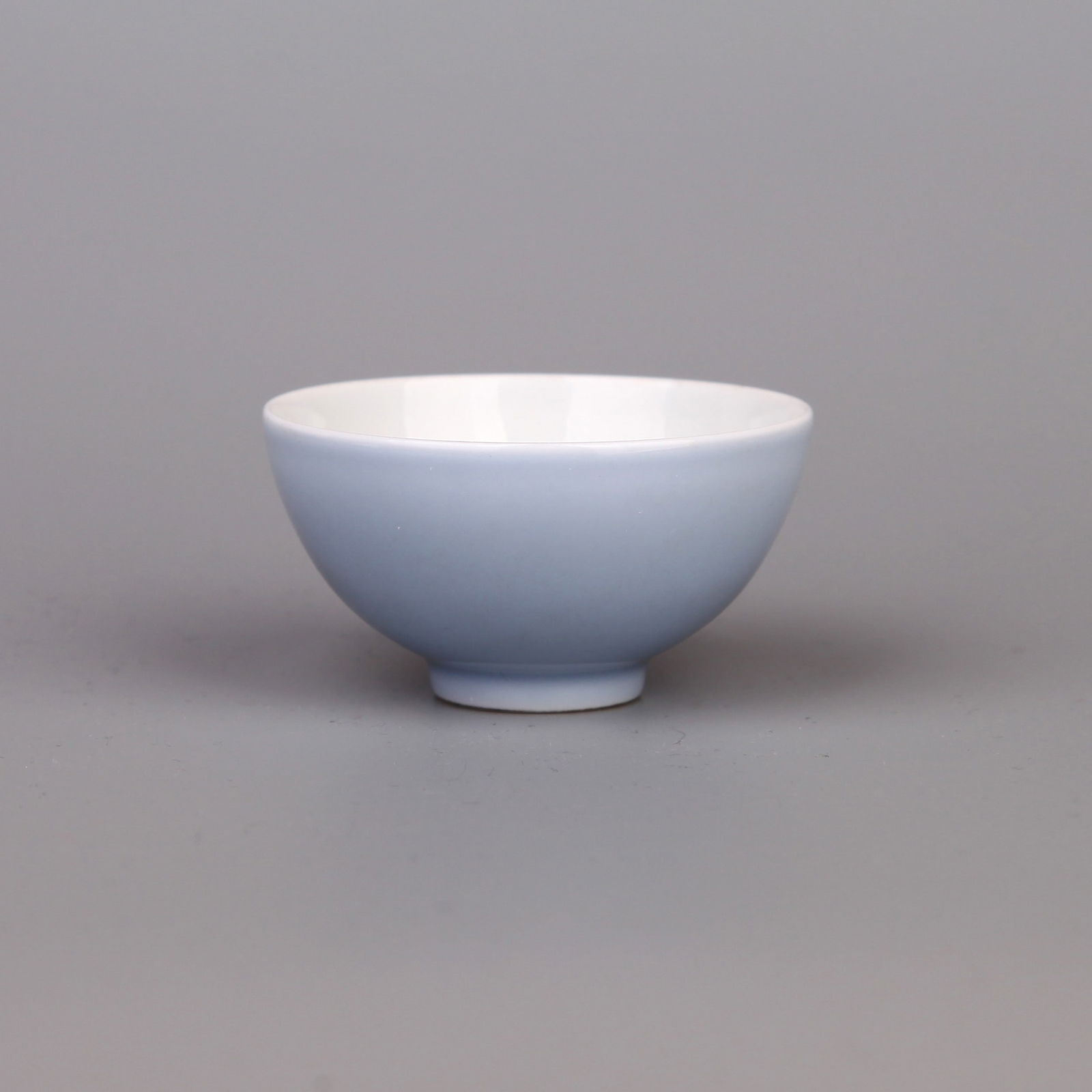 A SMALL SKY-BLUE-GLAZED CUP: A small cup covered in a sky-blue glaze. H. 3.8 cm, Diam. 7 cm.