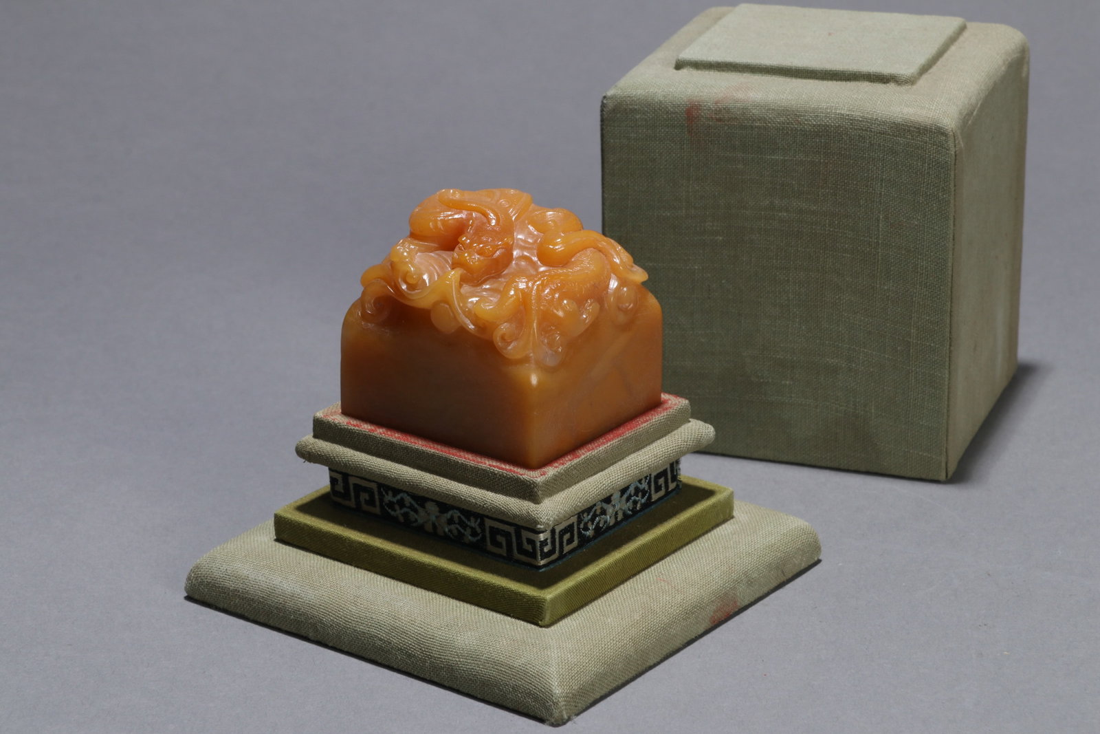 A TIANHUANG 'DRAGON' SEAL: A Tianhuang stone seal surmounted by a chilong finial. 4.5 x 4 x 4.5 cm.
