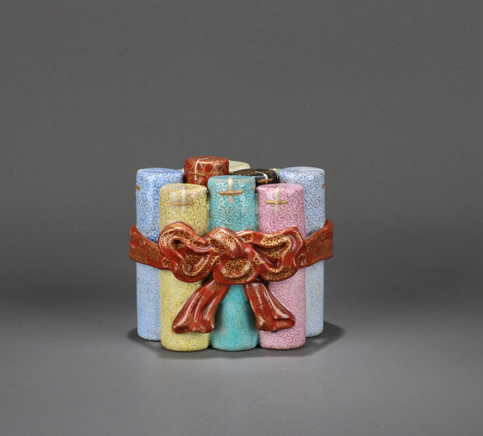 A FAMILLE ROSE FIRECRACKER BOX: A famille rose firecracker box. Height: 9.5 cm.