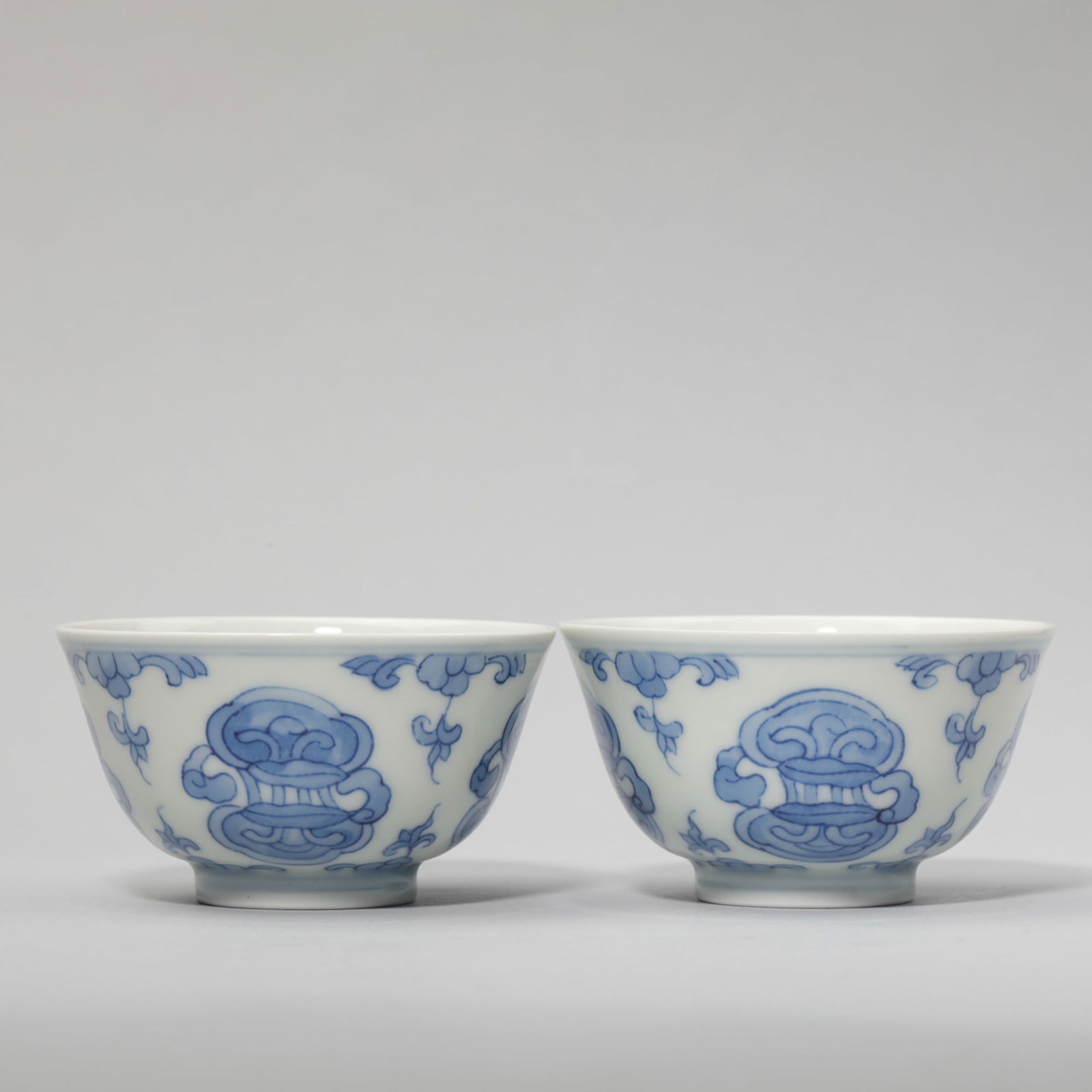 PAIR OF BLUE AND WHITE LINGZHI CUPS: Pair of blue and white lingzhi cups. Height: 4 cm, Diam.: 7 cm.