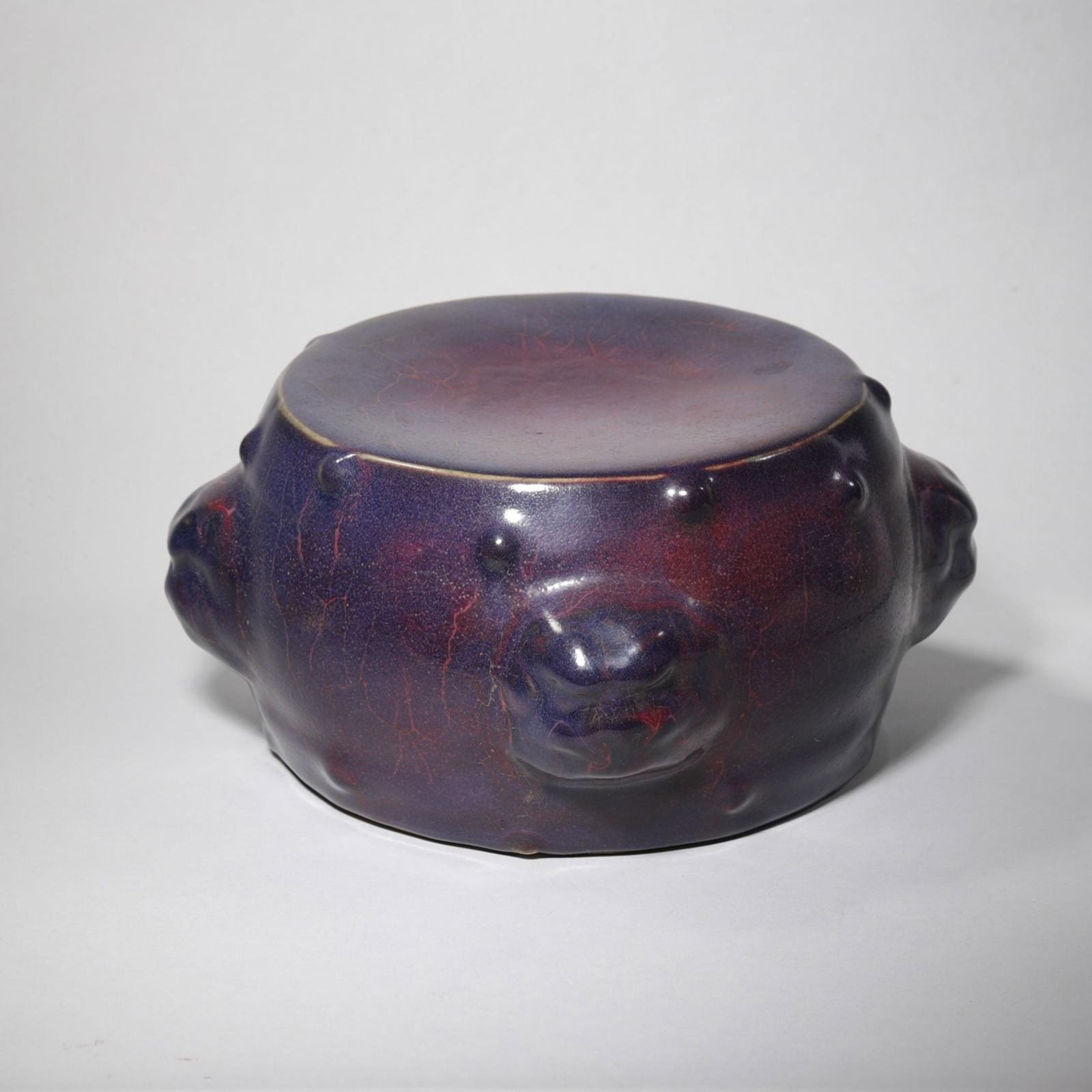 JUNYAO LION APPLIQUE-EARED DRUM-FORM ORNAMENT: Junyao lion applique-eared drum-form ornament. Diam.: 20 cm, Height: 10 cm.