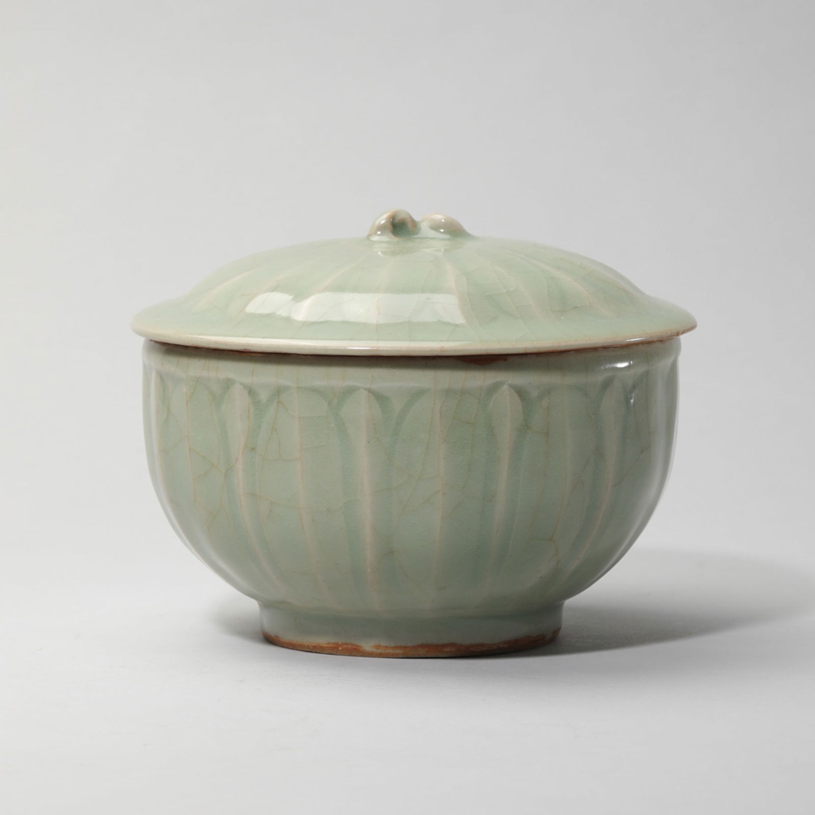 LONGQUAN CELADON GLAZE LOTUS-PETAL BOWL AND COVER: Longquan celadon glaze lotus-petal bowl and cover. Mouth Diam.: 15 cm, Height: 12.3 cm.