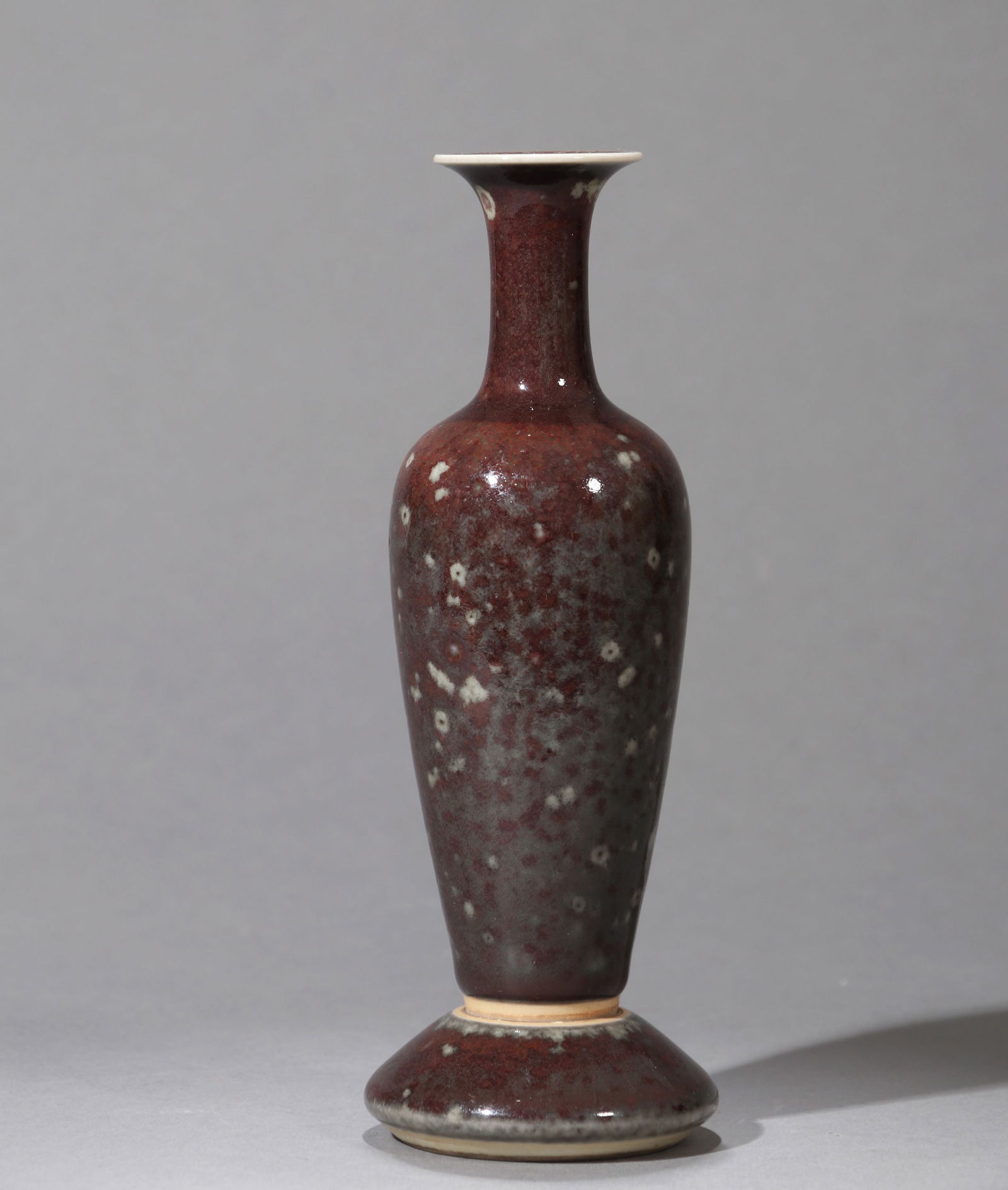 A PEACHBLOOM-GLAZED VASE: A peachbloom-glazed willow-leaf vase. Height 16 cm.