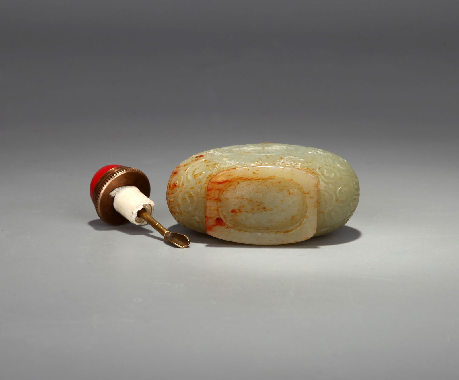 A JADE SNUFF BOTTLE - 6