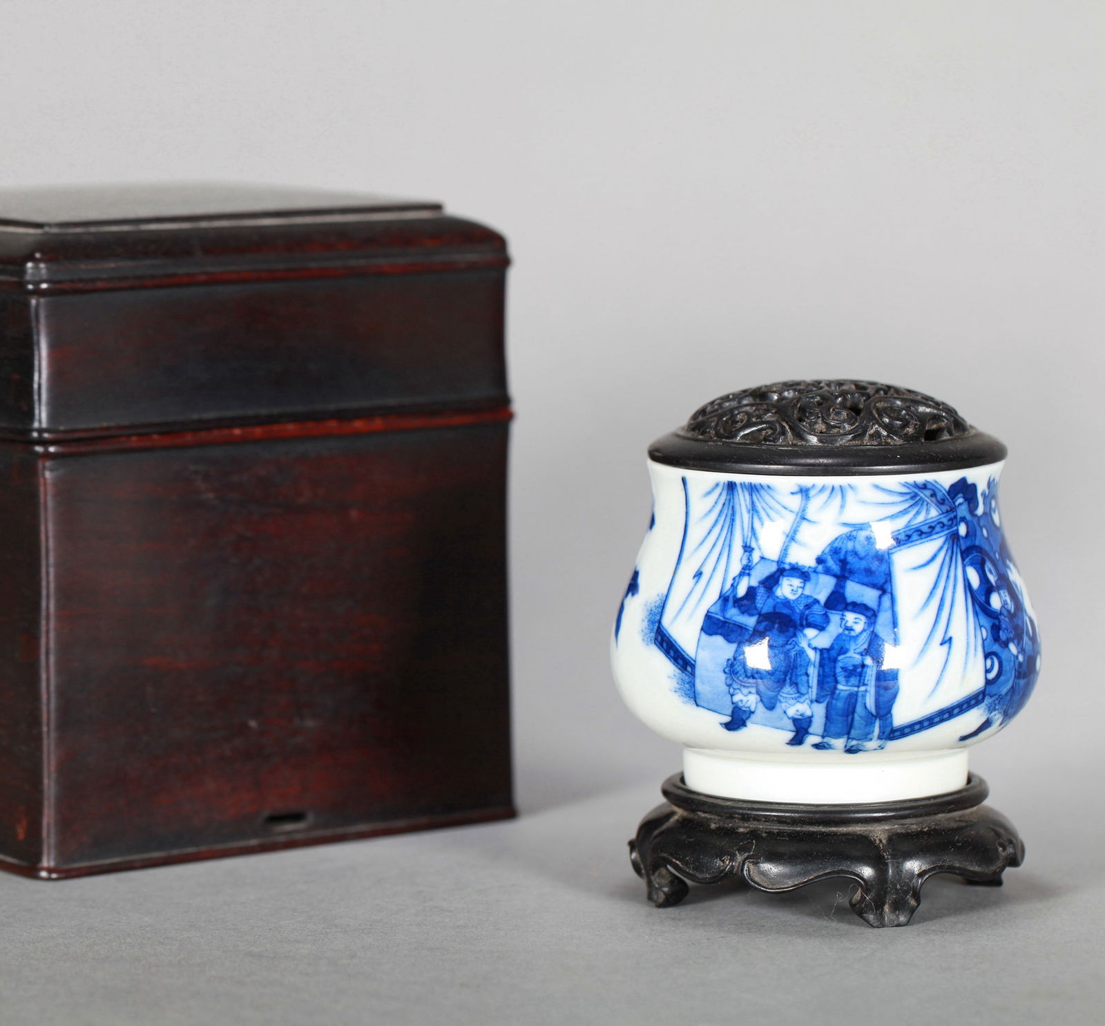 A BLUE AND WHITE CENSER: A blue and white censer decorated with figures and stories. Height 6.5 cm, Diameter 8 cm.
