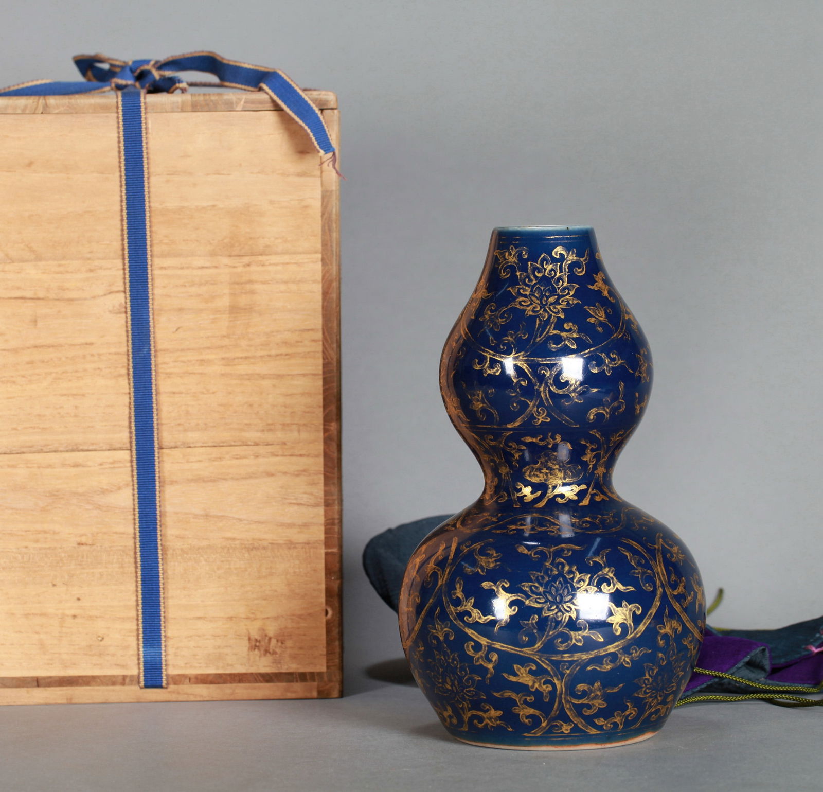 A BLUE-GLAZED GILT-DECORATED GOURD VASE (1 of 12)