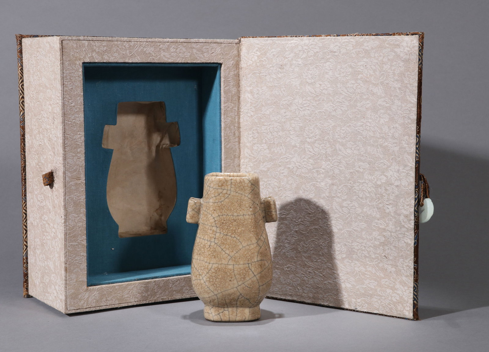 A GE-TYPE VASE (1 of 9)