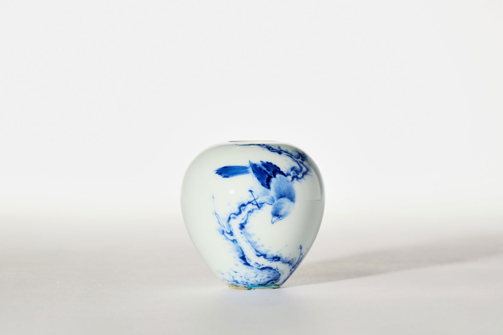 BLUE AND WHITE BIRD WATER COUPE: Blue and white bird water coupe. Dimensions: Height: 6 cm.