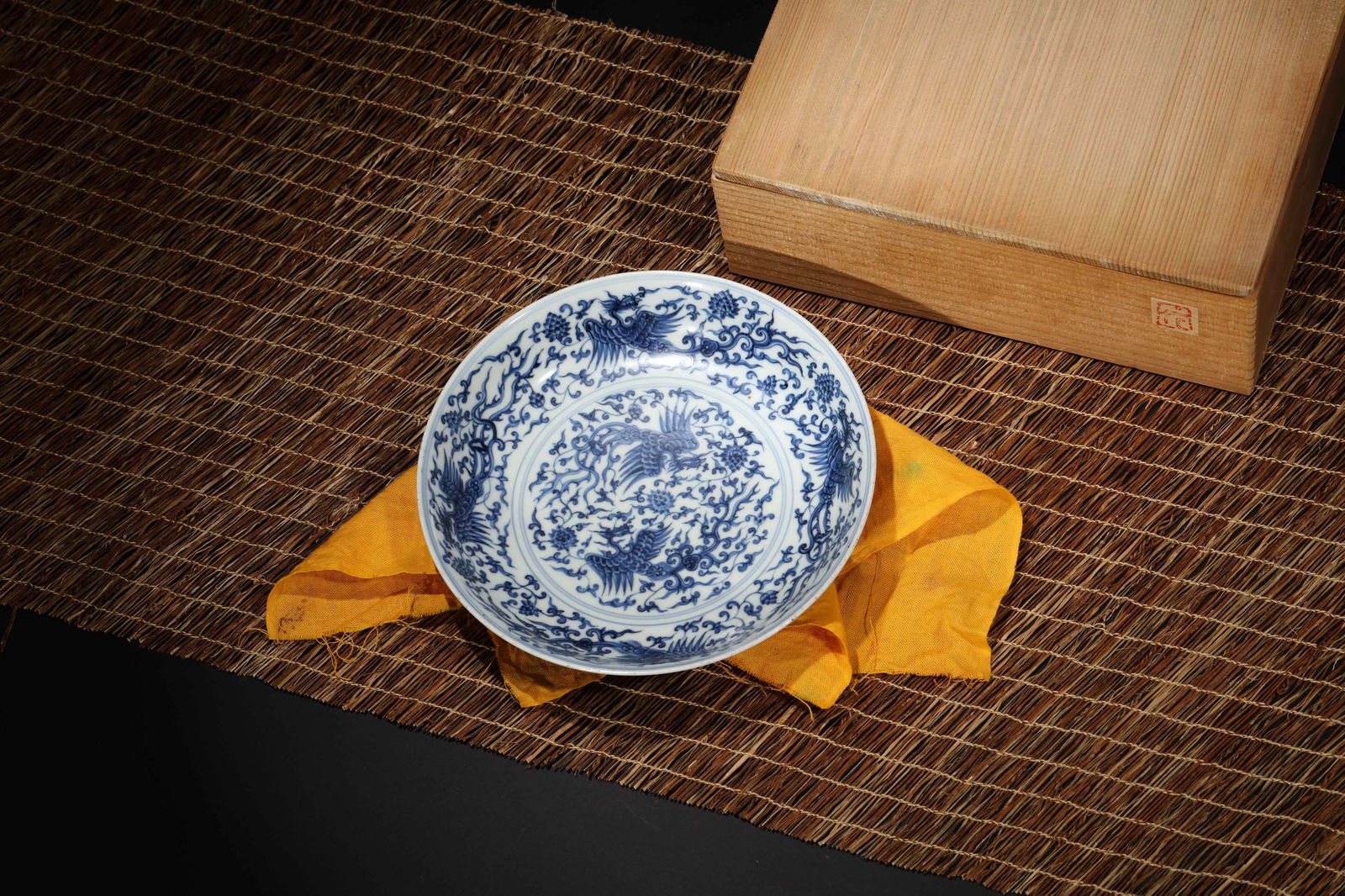 BLUE AND WHITE TWIN-PHOENIX DISH: Blue and white twin-phoenix dish.Dimensions: Diameter: 19.6 cm.