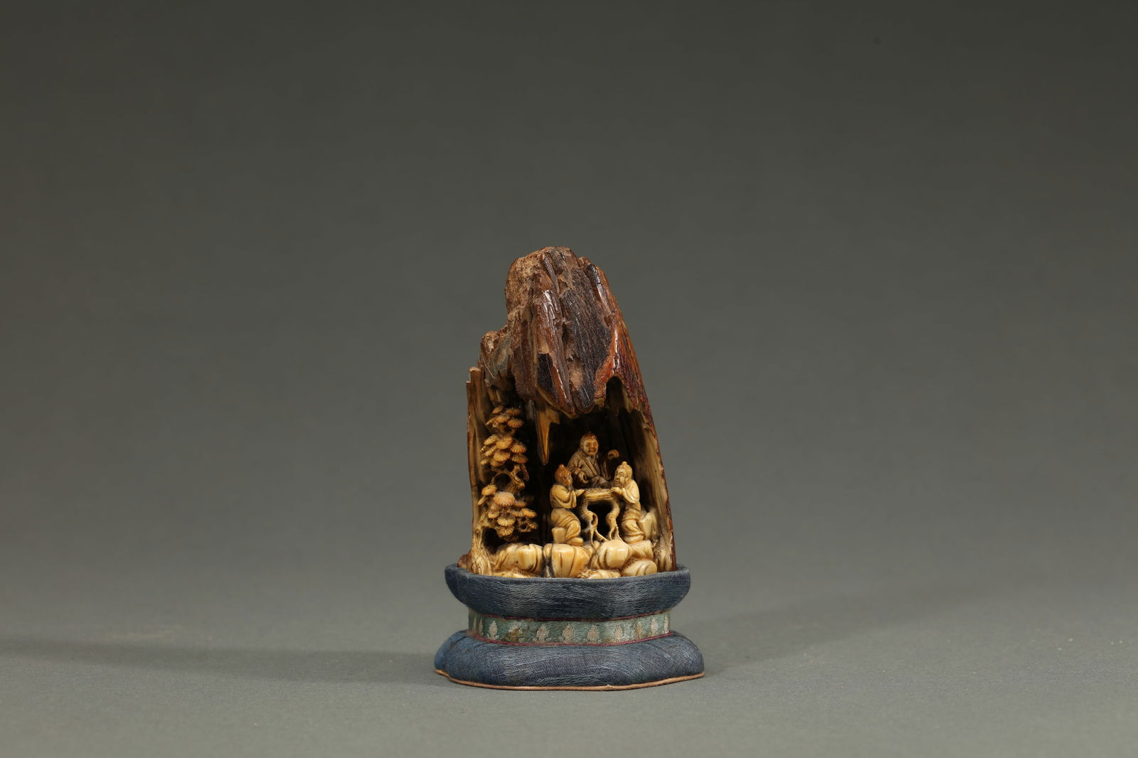 CARVED JADE AND WOOD FIGURE BOULDER: Carved jade and wood figure boulder. Dimensions: Height: 9 cm, Width: 6 cm.