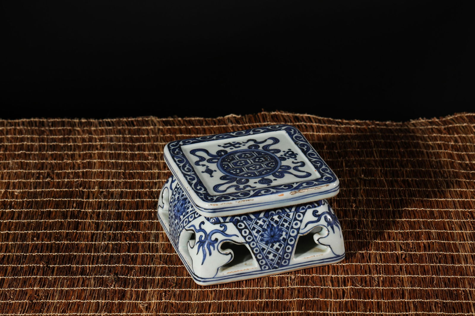 BLUE AND WHITE SQUARE STAND: Blue and white square stand.Dimensions: Height: 7.5 cm, Width: 13.3 cm.