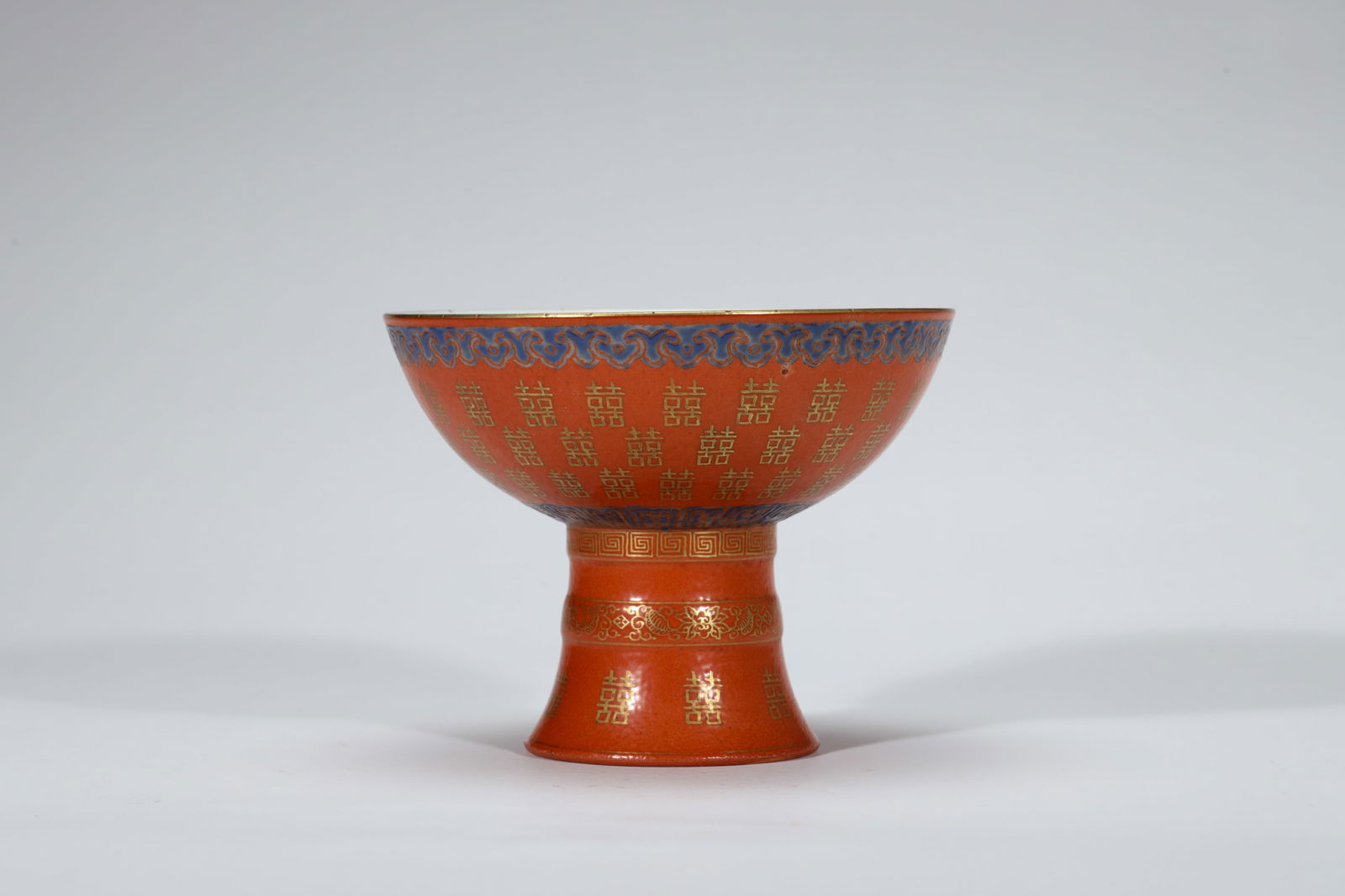 GILT CORAL RED GLAZE STEM CUP: Gilt coral red glaze stem cup.Dimensions: Height: 10.6 cm, Diameter: 13.8 cm.