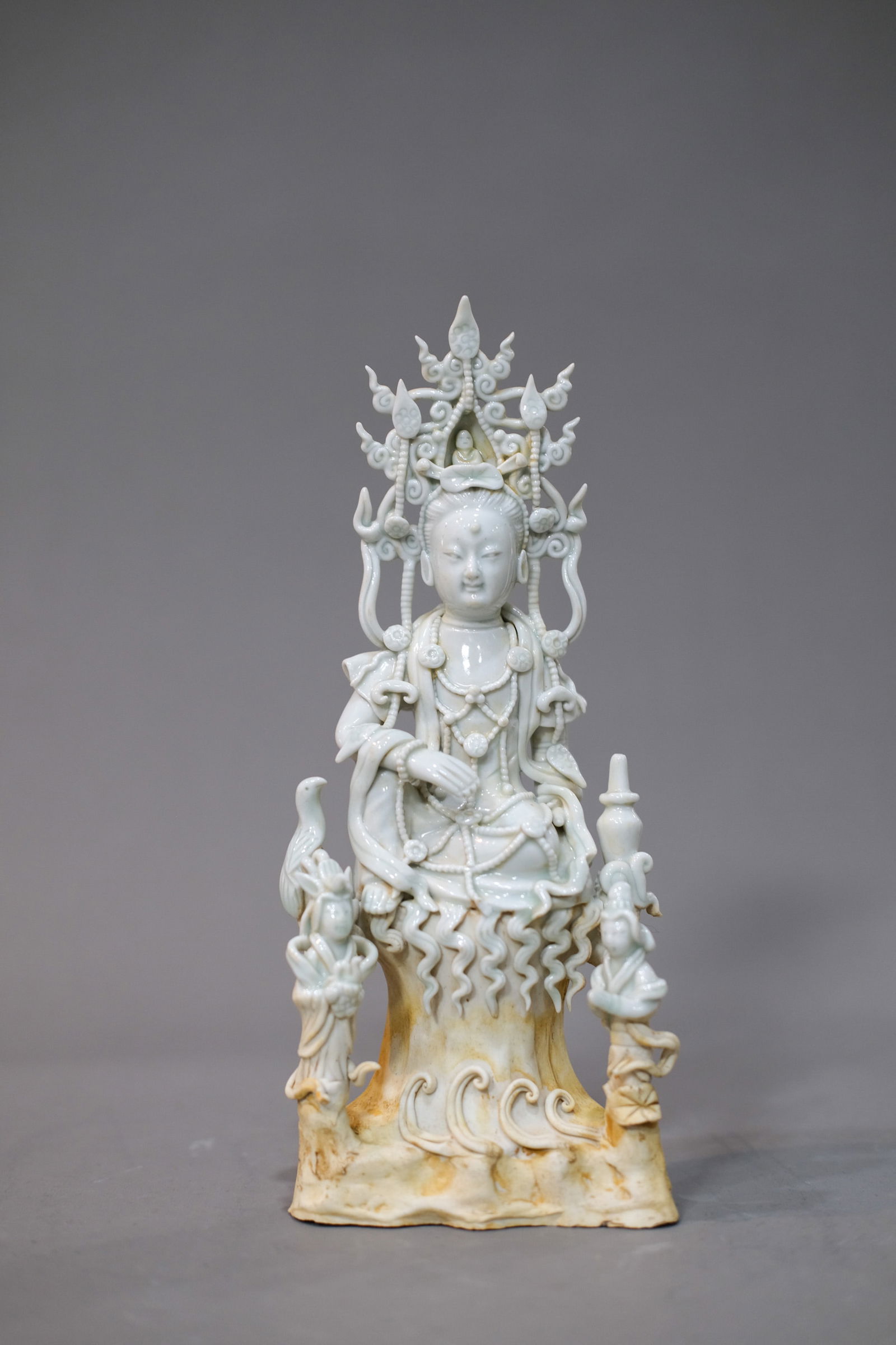 WHITE GLAZE AVALOKITESVARA STATUE: White glaze Avalokitesvara statue.Dimensions: Height: 23.8 cm.
