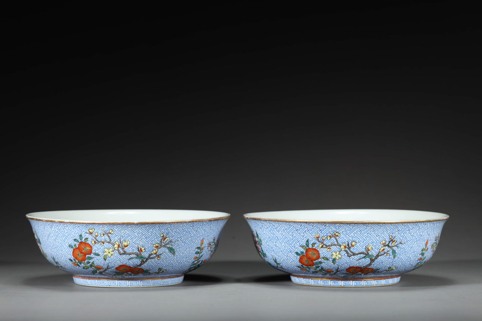 PAIR OF QING FAMILLE ROSE FLORAL BOWLS: Pair of Qing famille rose floral bowls.Dimensions: Height: 5 cm, Diameter: 15 cm.