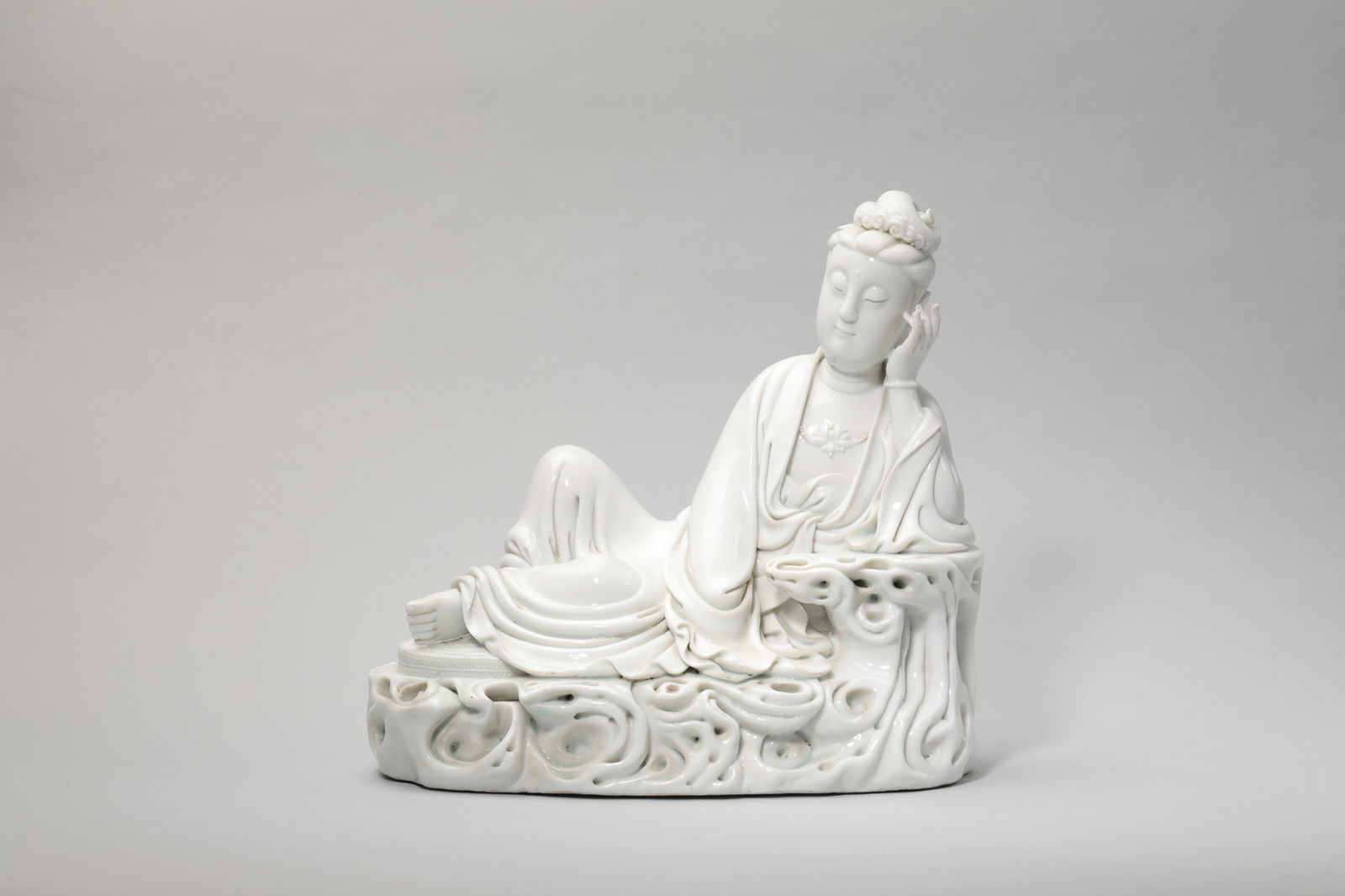 DEHUA WHITE GLAZE AVALOKITESVARA STATUE: Dehua white glaze Avalokitesvara statue. Dimensions: Height: 25 cm, Width: 24 cm.