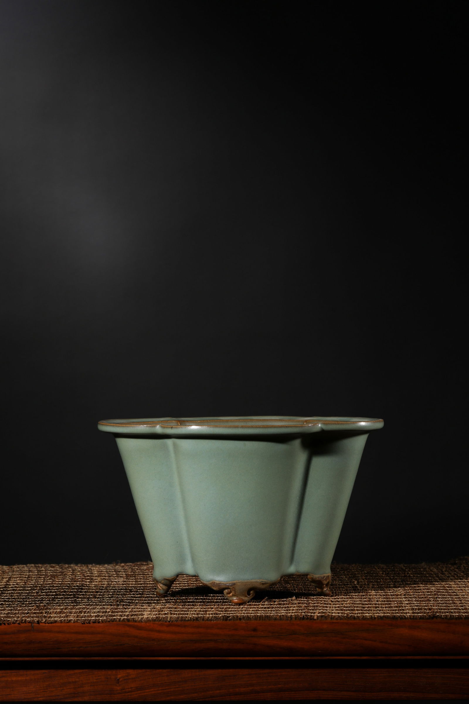 JUNYAO BEGONIA-SHAPE POT: Junyao begonia-shape pot.Dimensions: Height: 15 cm, Length: 24 cm.