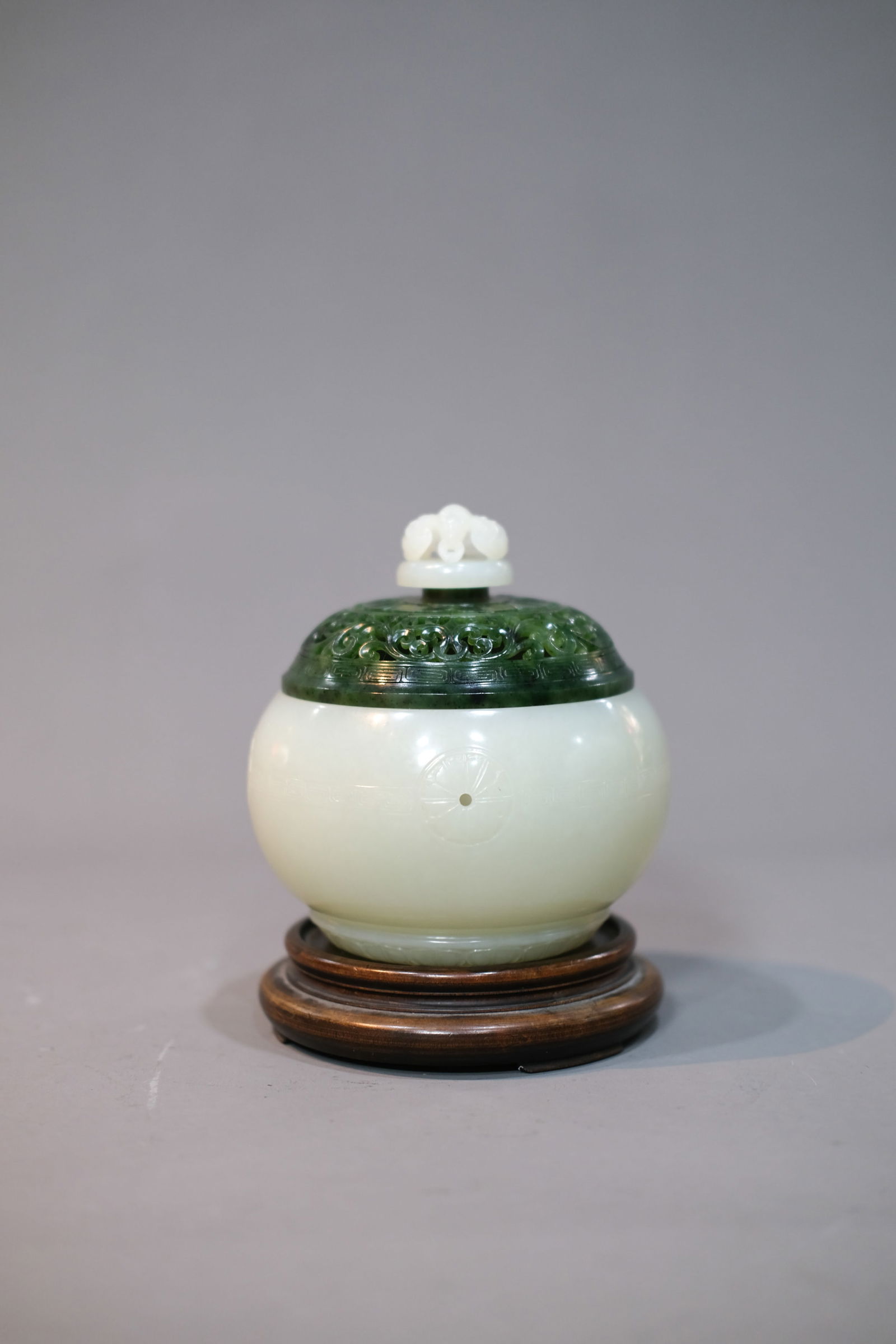 WHITE JADE AND JASPER JADE BULBOUS BOWL AND COVER (1 of 7)