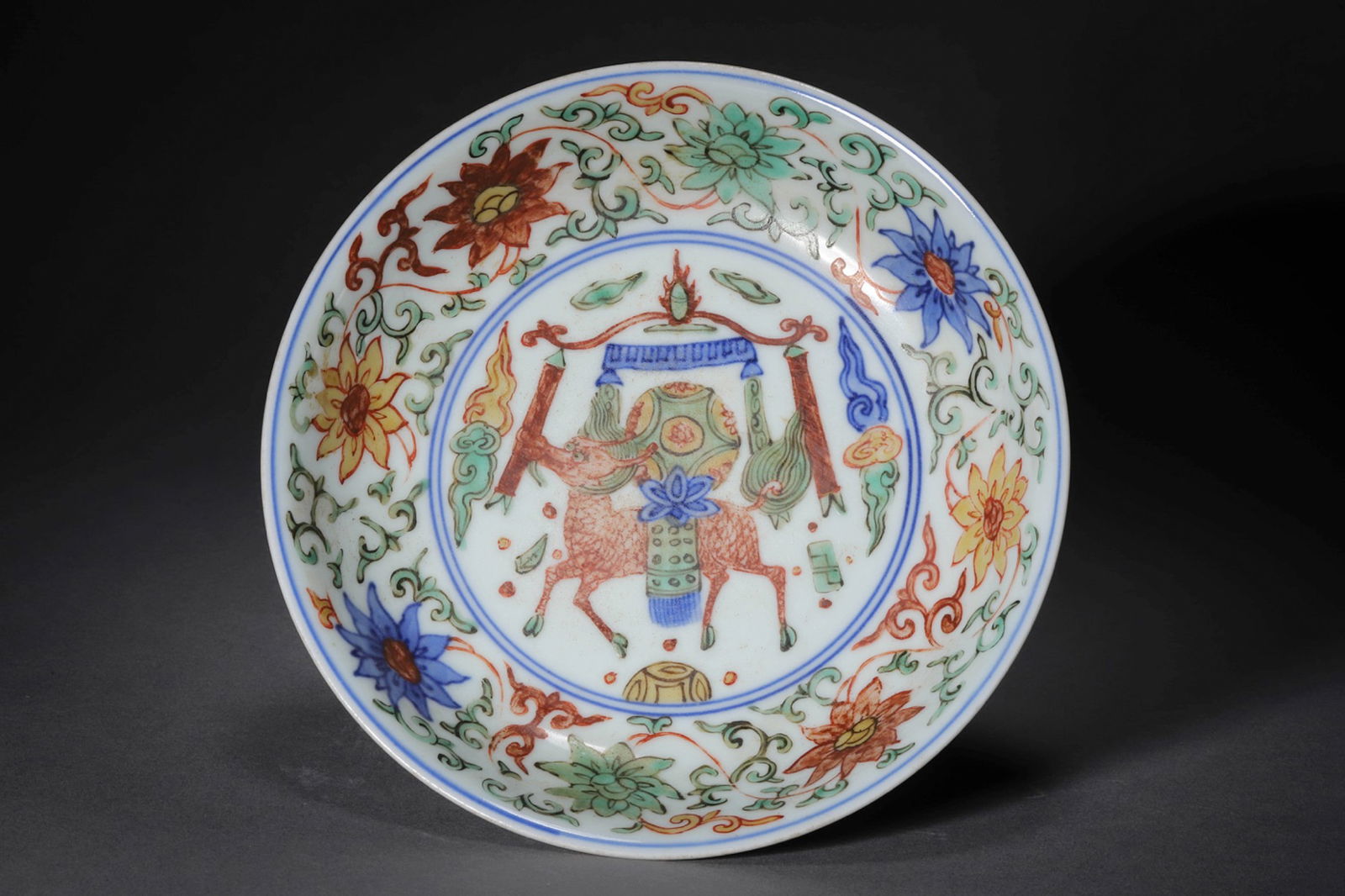 FAMILLE VERTE INTERLOCKING LOTUS KYLIN PLATE: Famille verte interlocking lotus kylin plate. Dimensions: Width: 15 cm, Height: 3 cm.